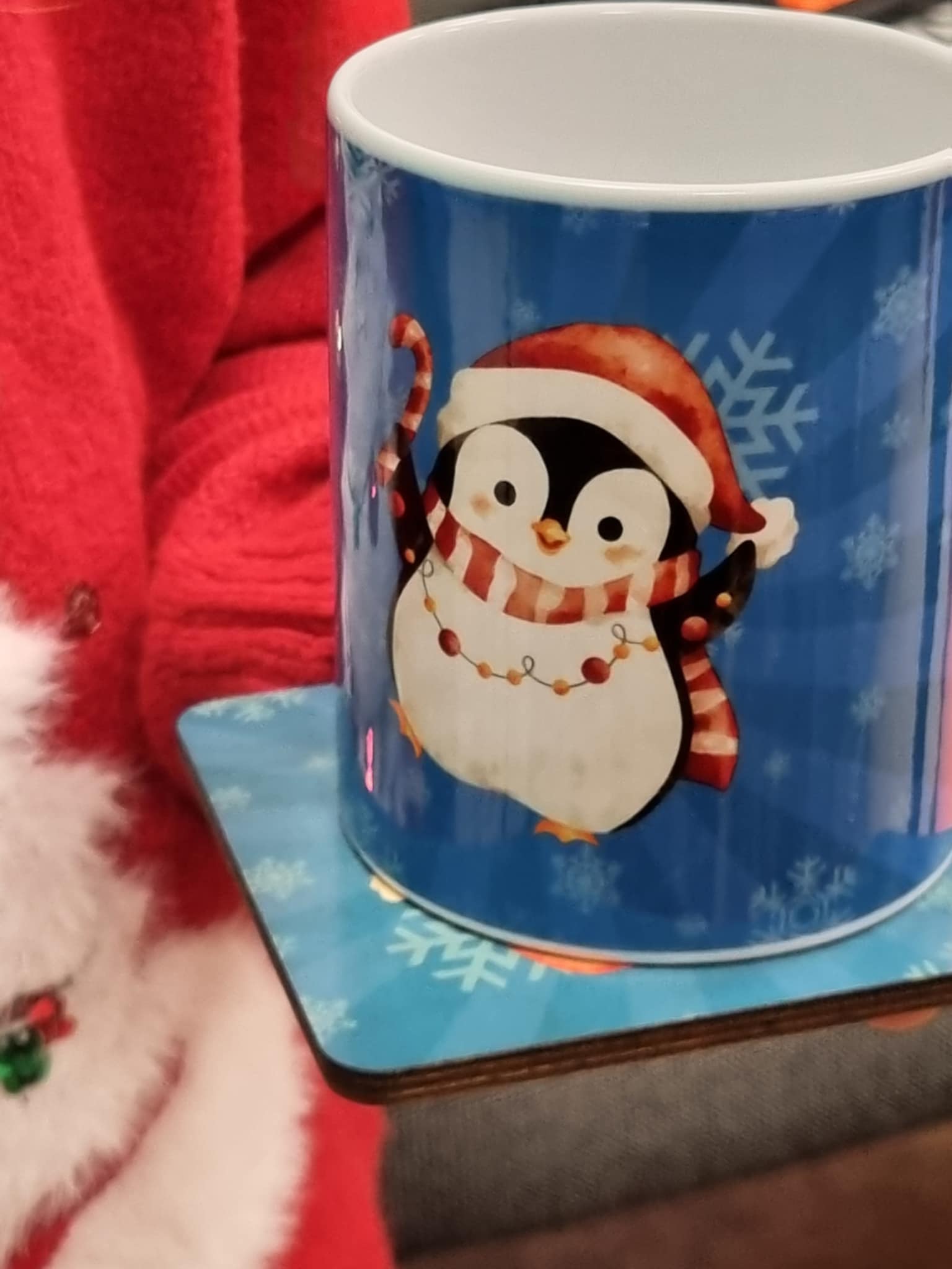 na zdjęciu gotowy kubek z świątecznym nadrukiem pingwinka