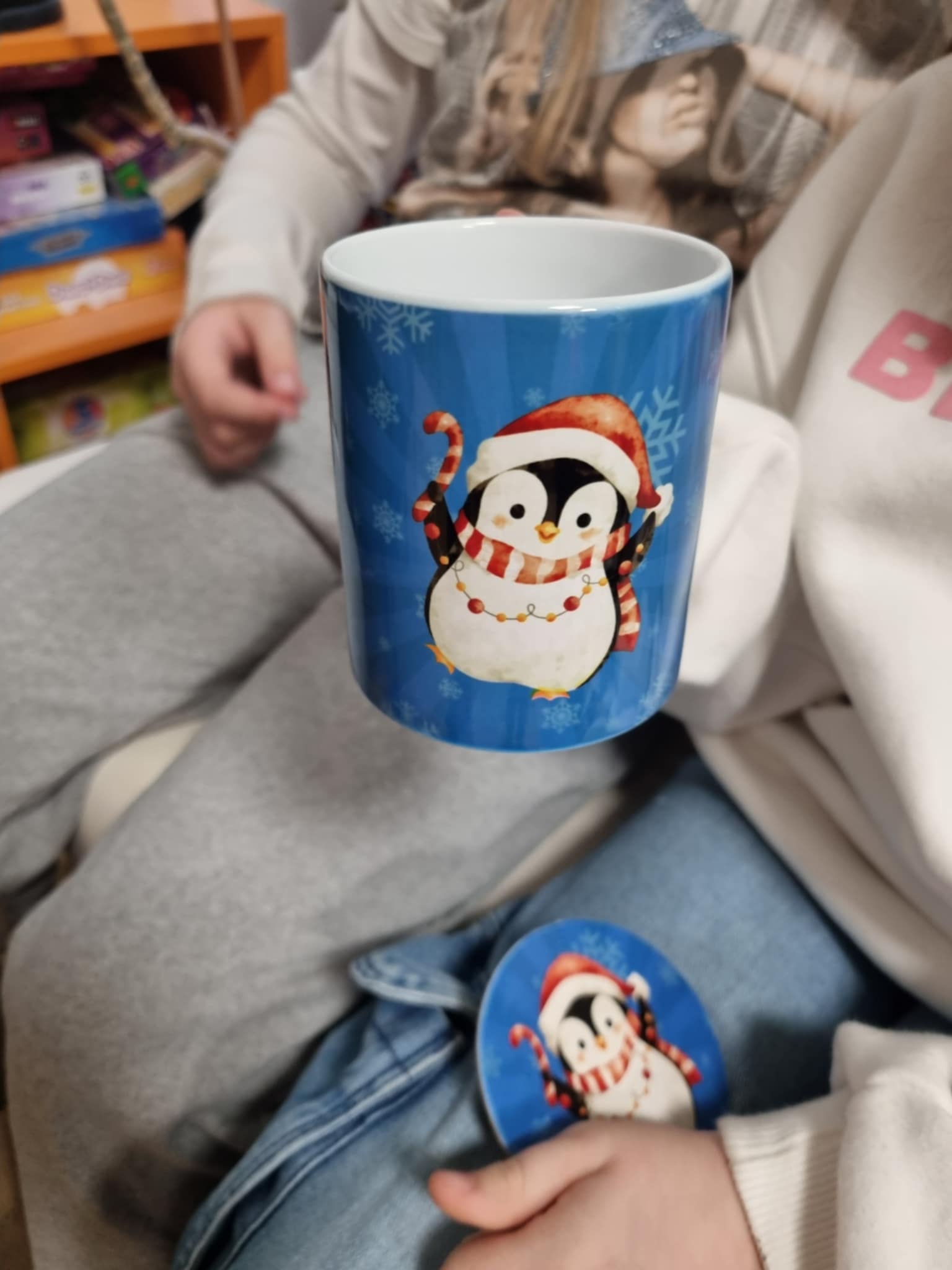 na zdjęciu gotowy kubek z świątecznym nadrukiem pingwinka