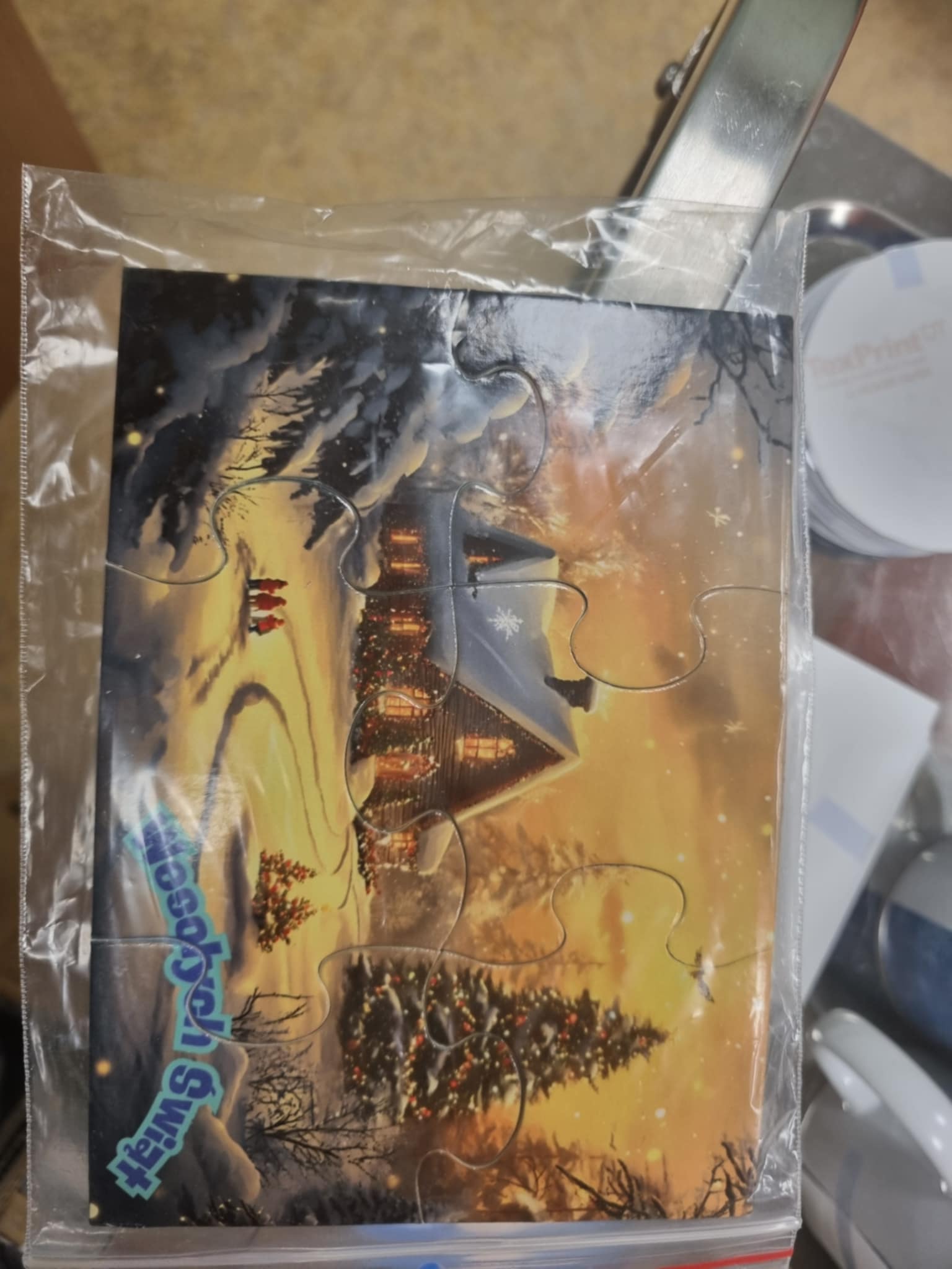 na zdjęciu puzzle z świątecznym wzorem