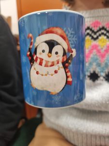Kubek z świątecznym nadrukiem. Pingwinek w czapce Mikołaja.