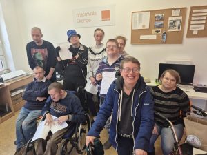 grupa osób biorących udział w teście wiedzy na temat bezpieczeństwa w sieci.