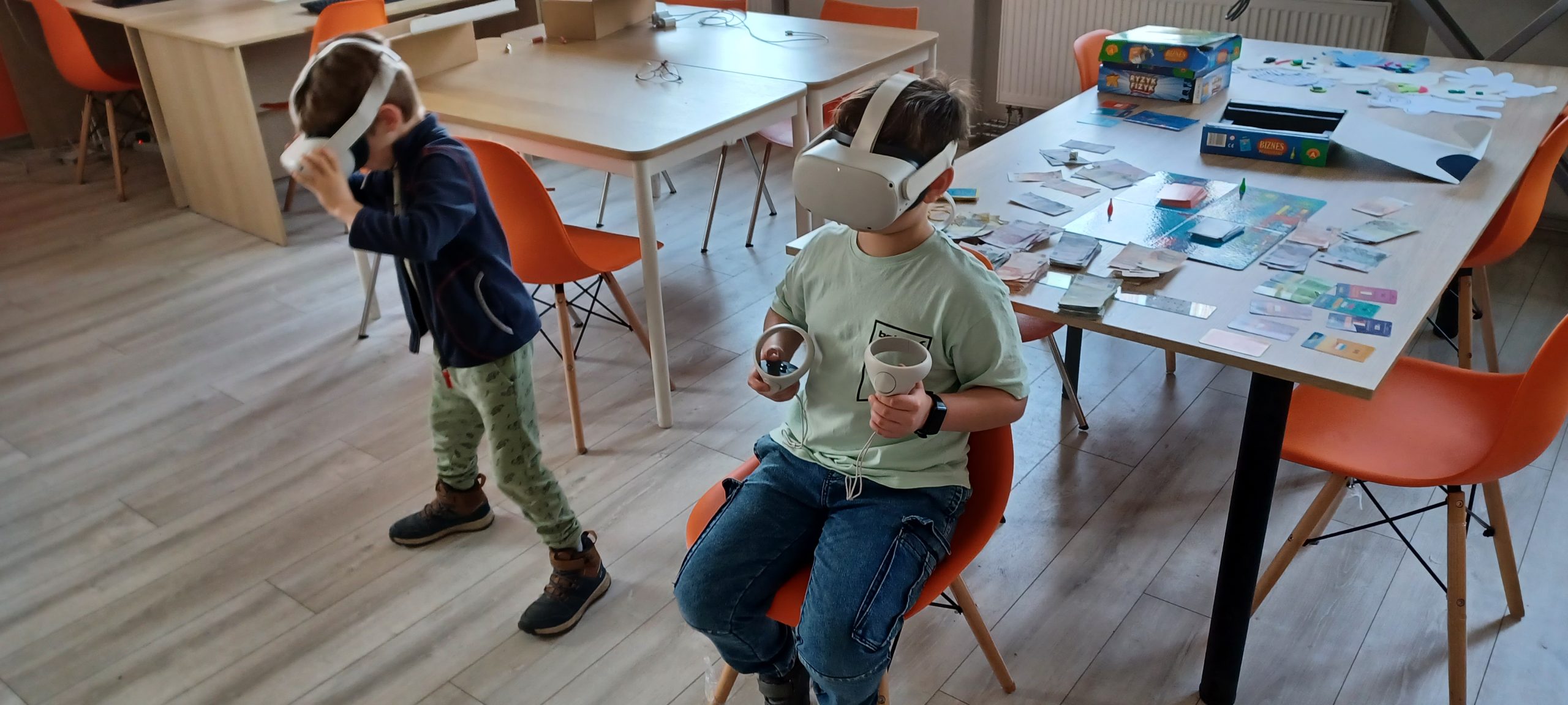 Dwójka dzieci w okularach VR.
