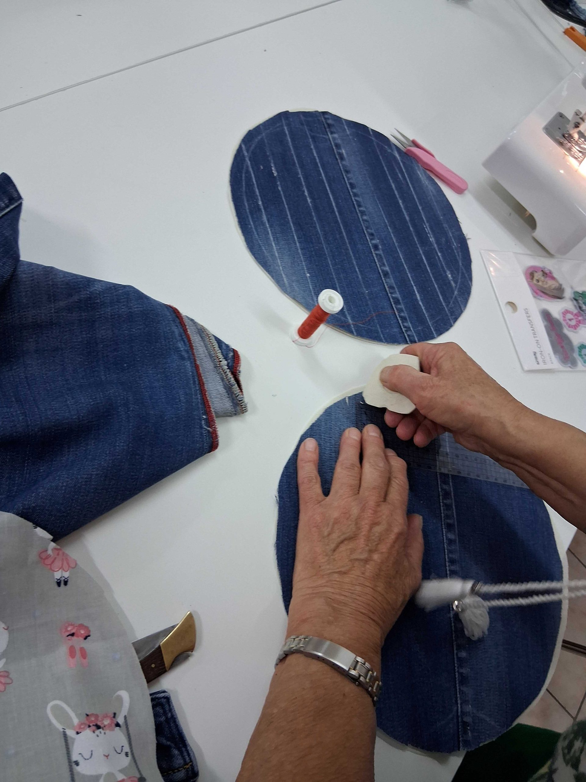 kobieta rysująca kreda po materiale