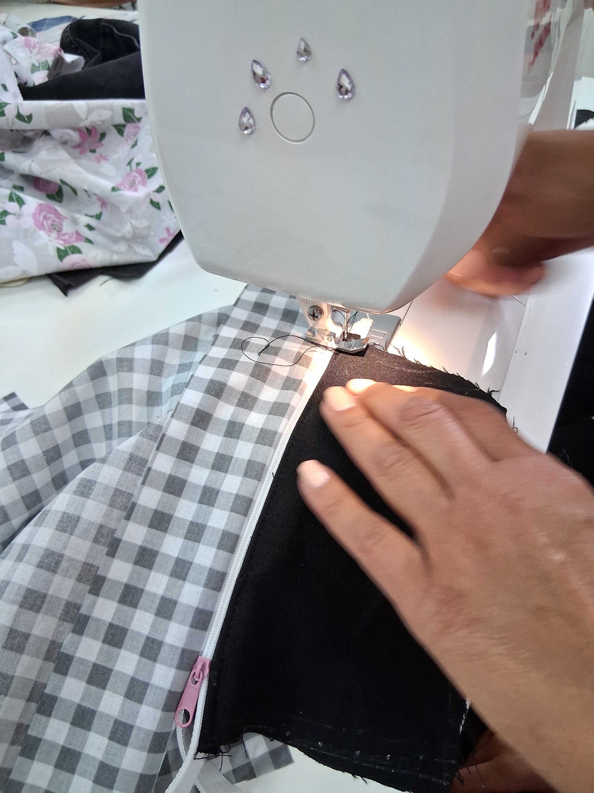 Zdjęcie procesu szycia na maszynie