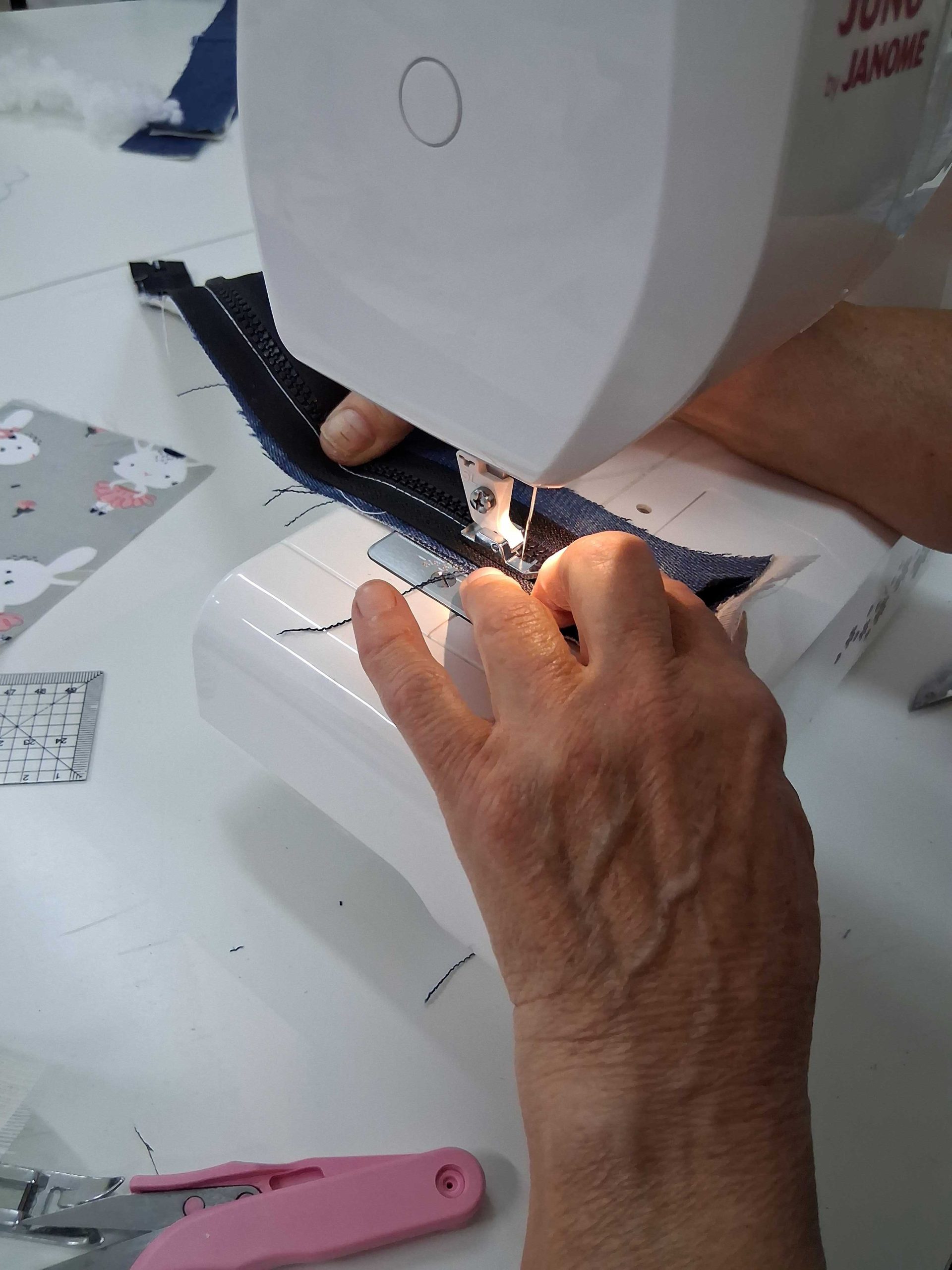 Zdjęcie procesu szycia na maszynie