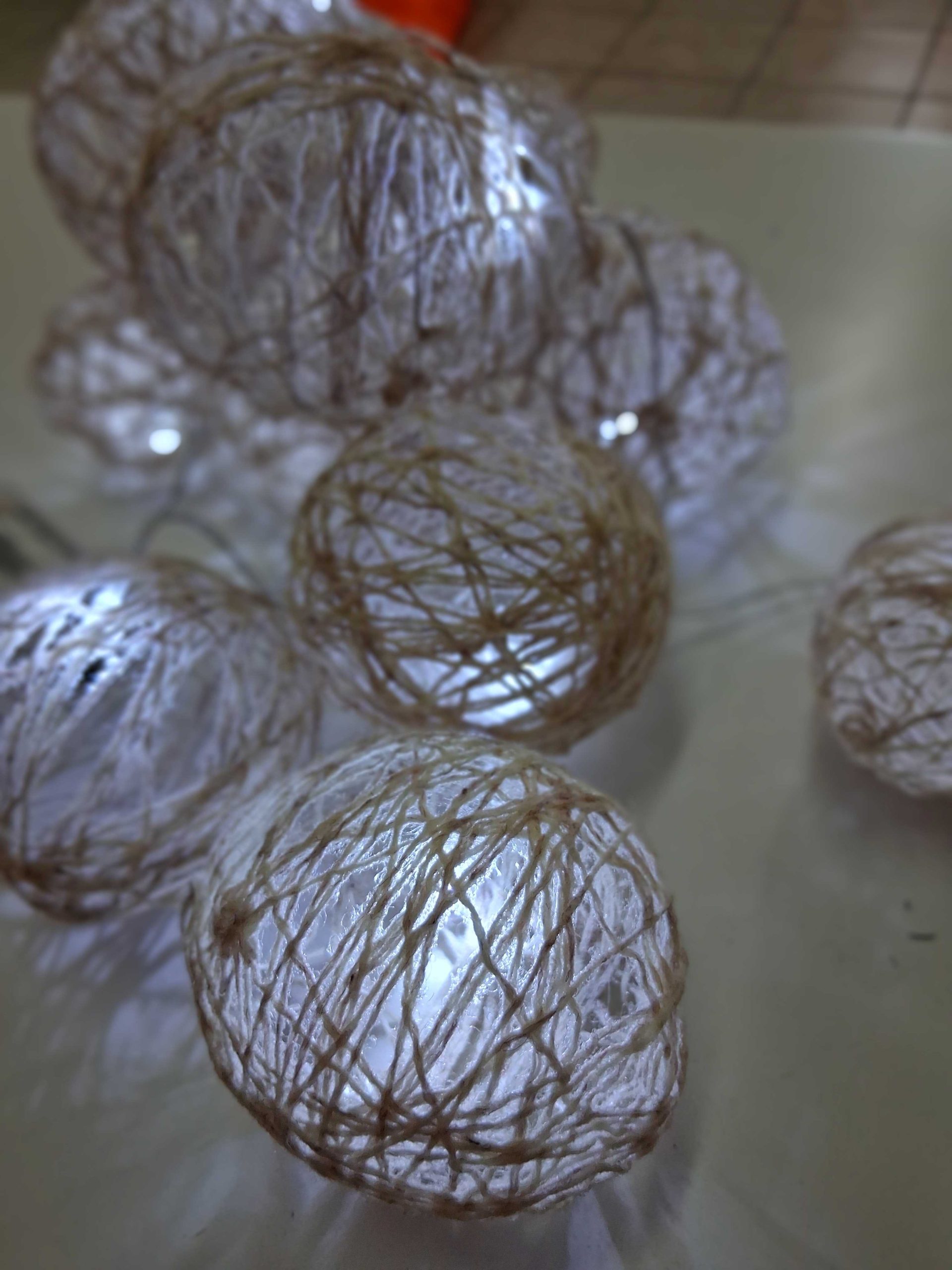 Okrągłe świecące kule - lampki z włóczki