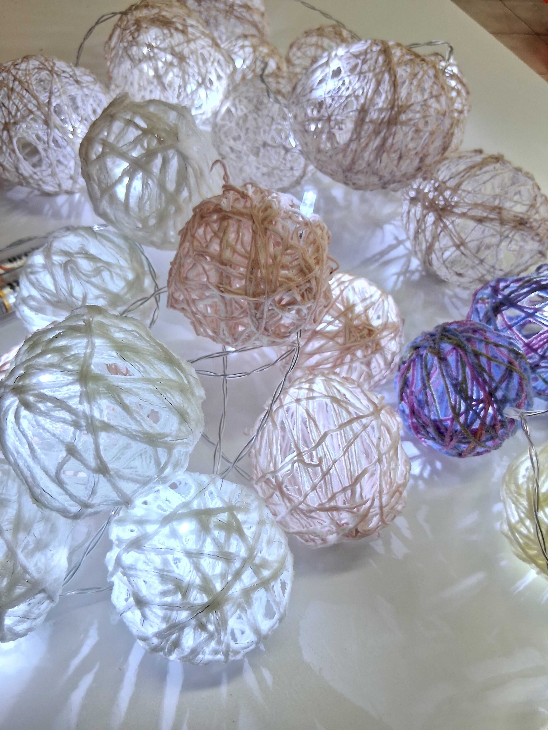 Okrągłe świecące lampki w stylu cotton balls