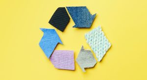 zdjęcie resztek tkanin, które ułożone są w strzałki, oznaczające recykling