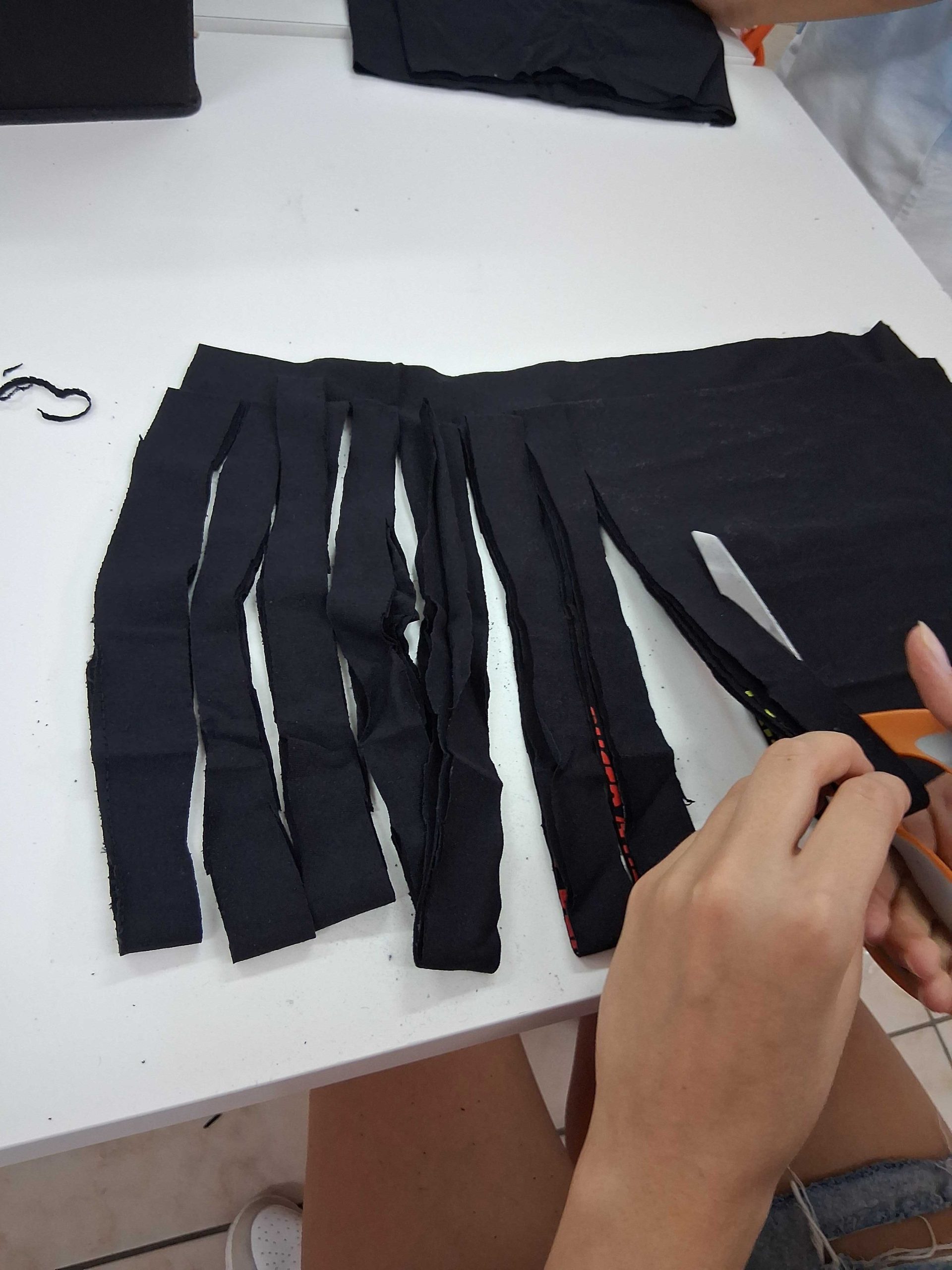 Cięcie materiału na paski przy stole