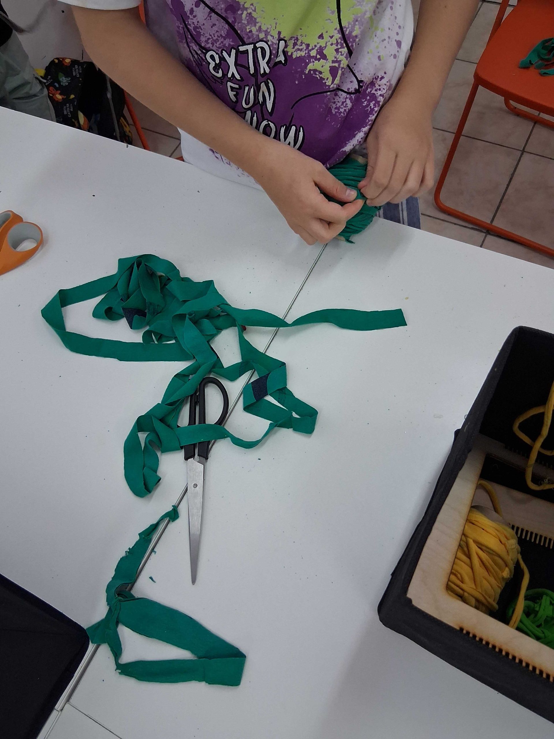 Długi pasek materiału zwijany na motek