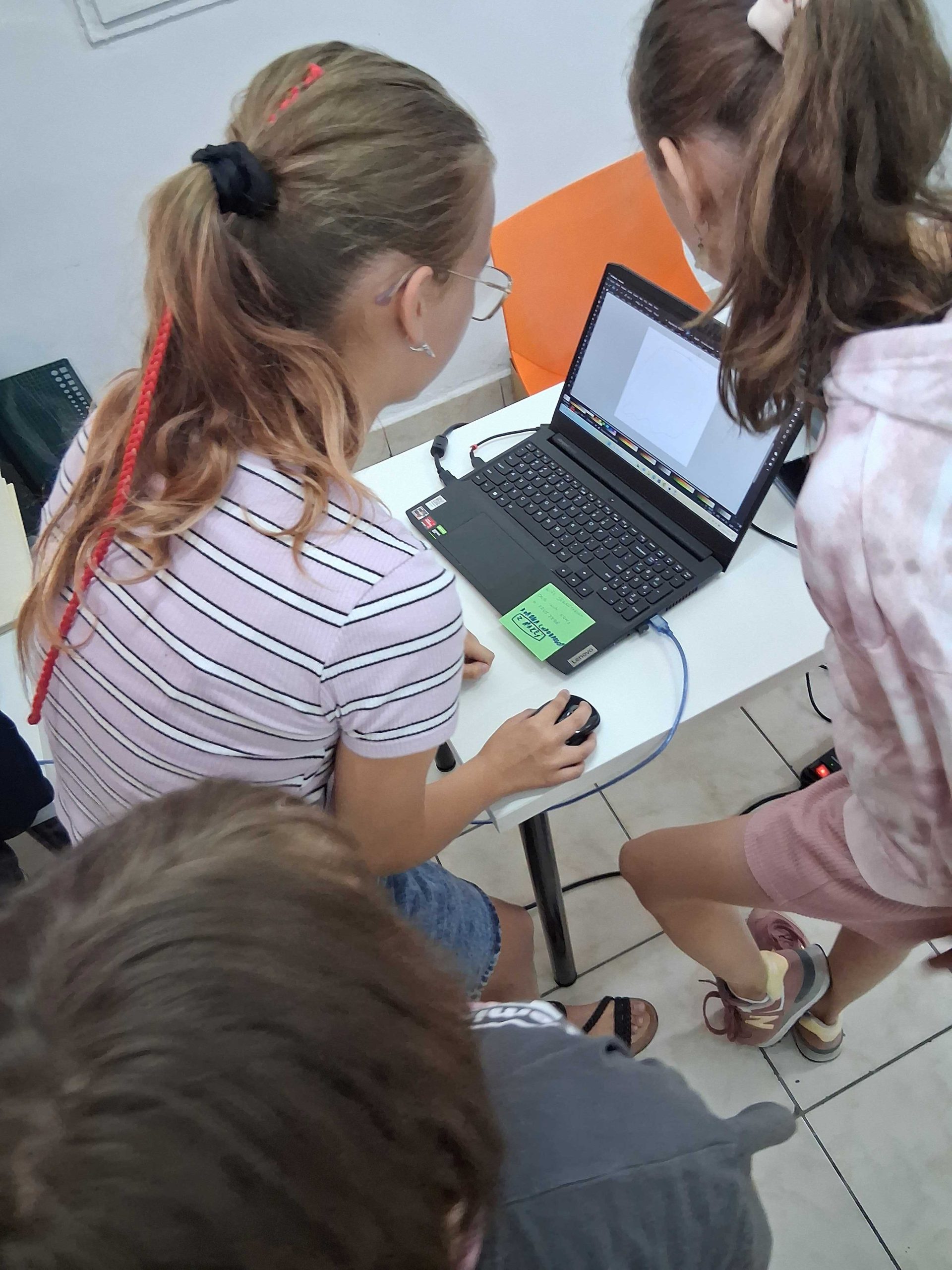 Dzieci rysujące projekt podobrazia na laptopie