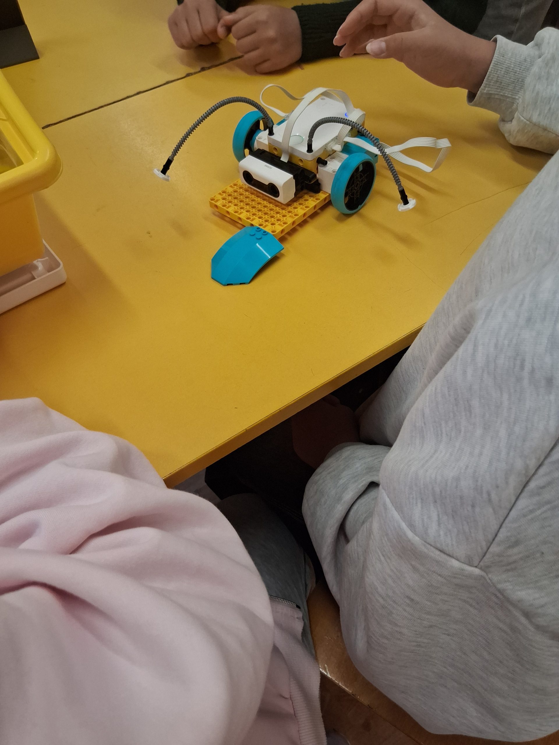 Robot zbudowany z klocków