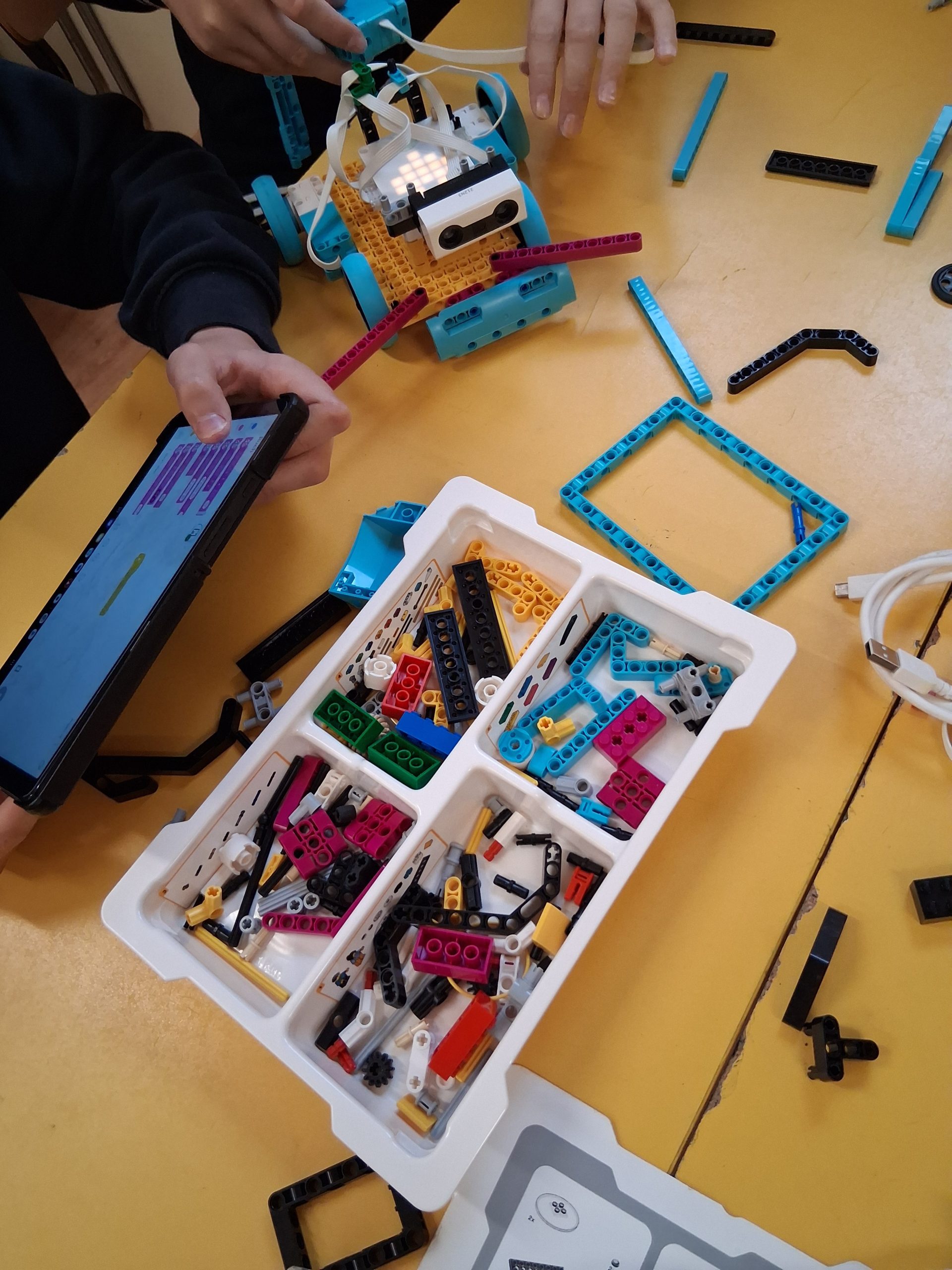 Pudełko z klockami lego