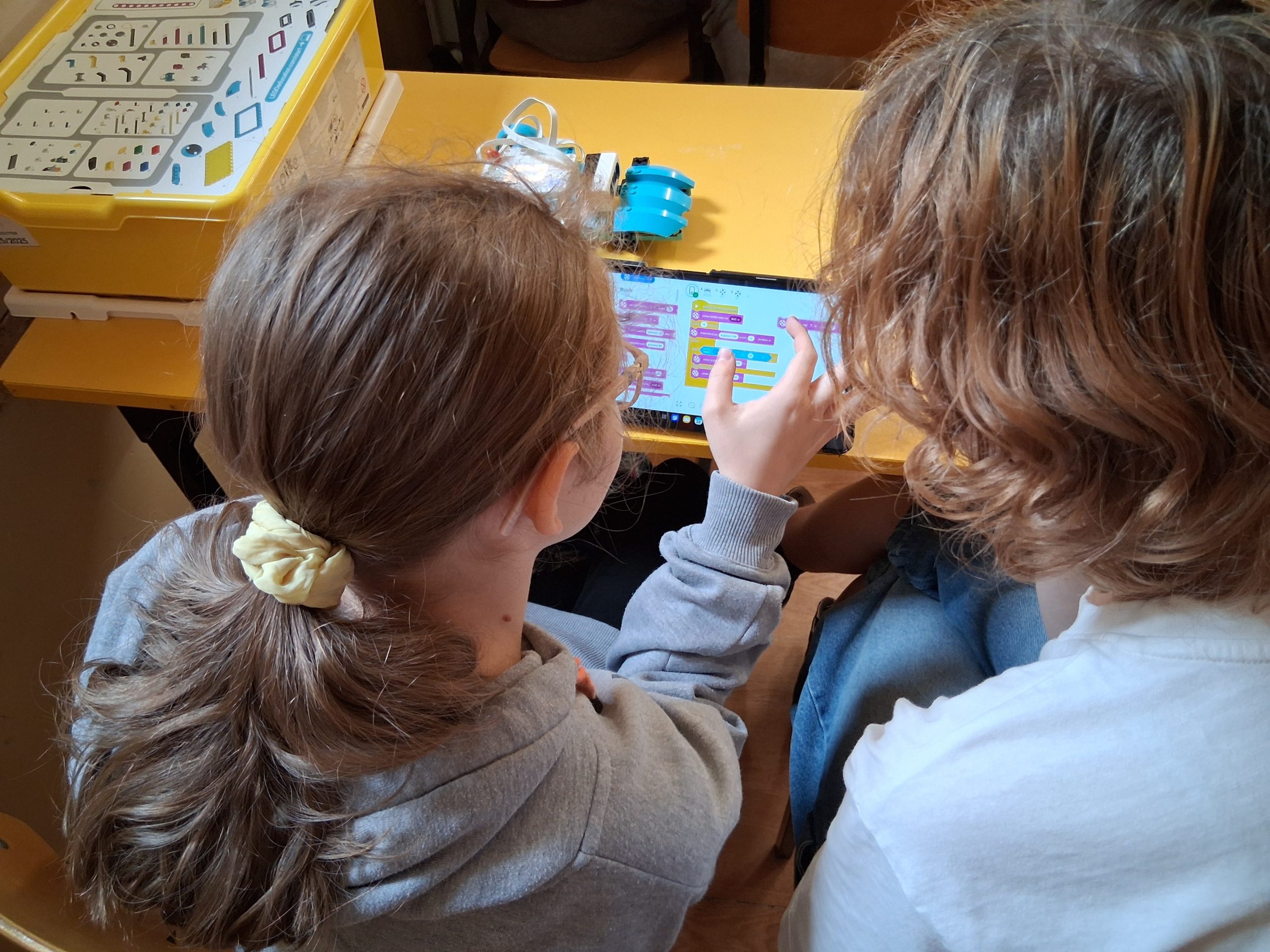 Dzieci podczas programowania robota.