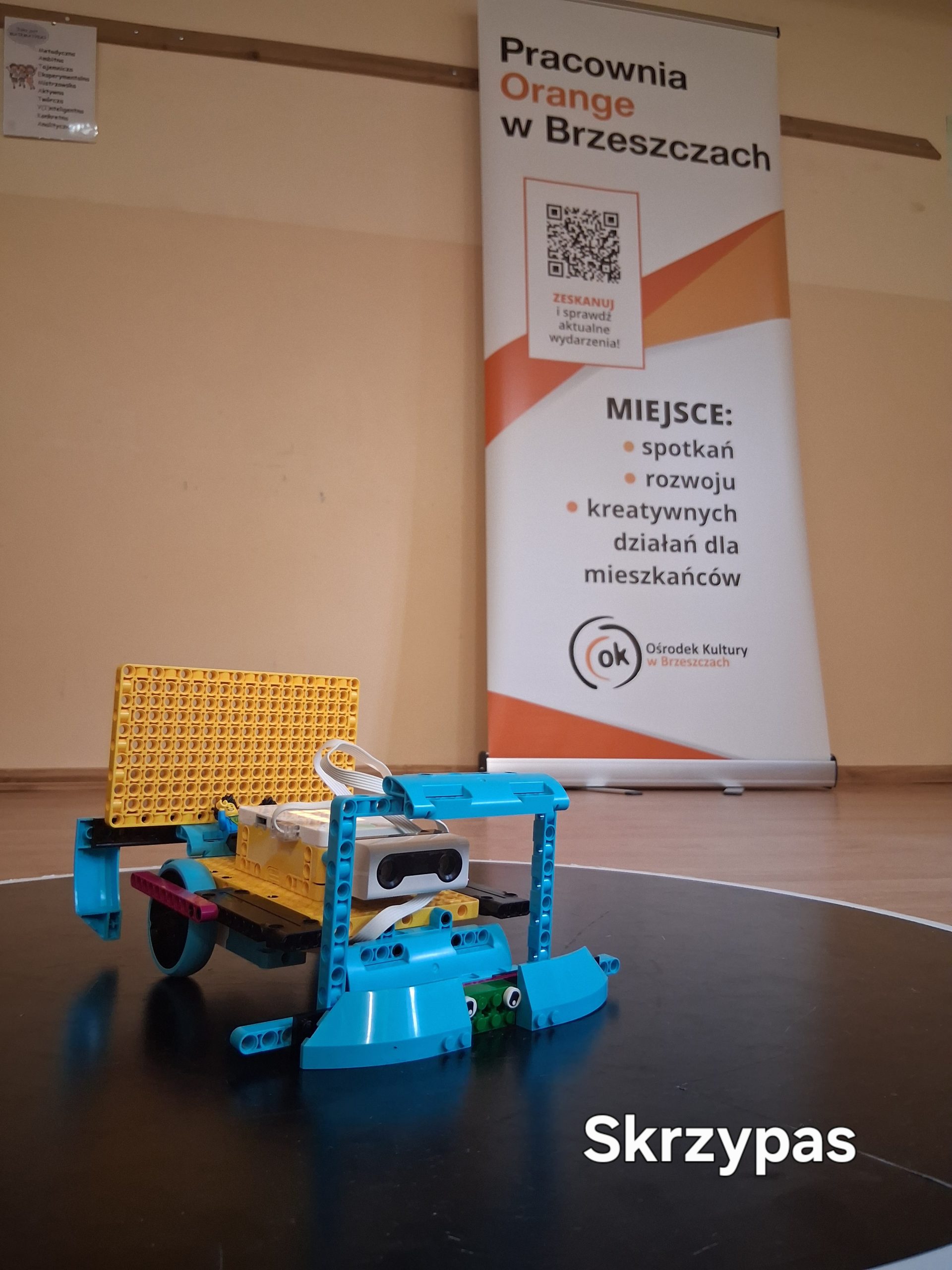 Robot i baner Pracowni Orange