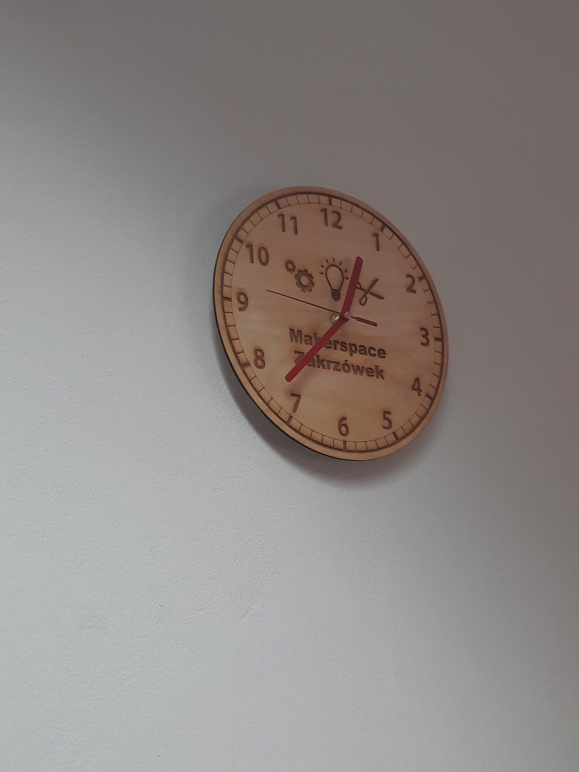 zdjęcie zegara na ścianie