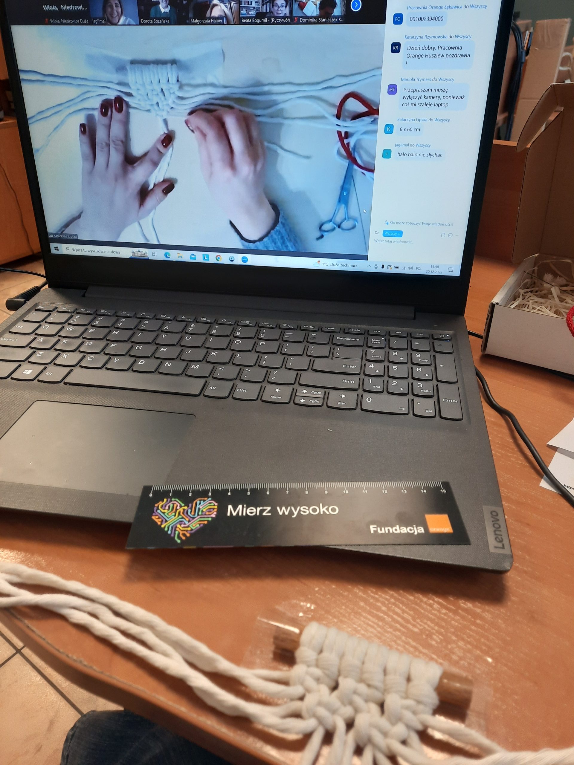 tworzenie ozdoby z makramy, laptop z instrukcją