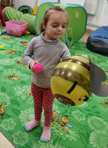 dziewczynka z pszczołą z balona