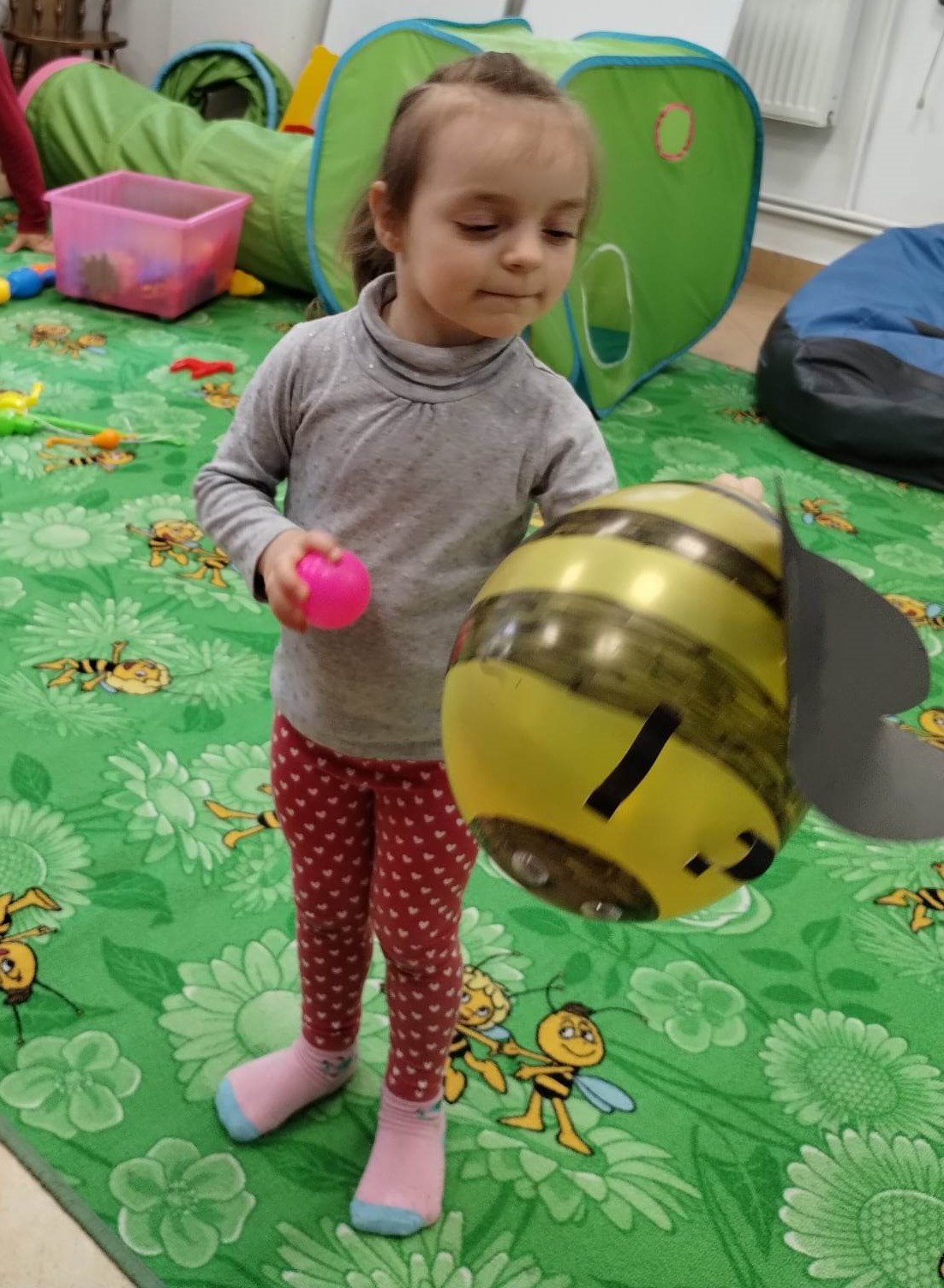 dziewczynka z pszczołą z balona