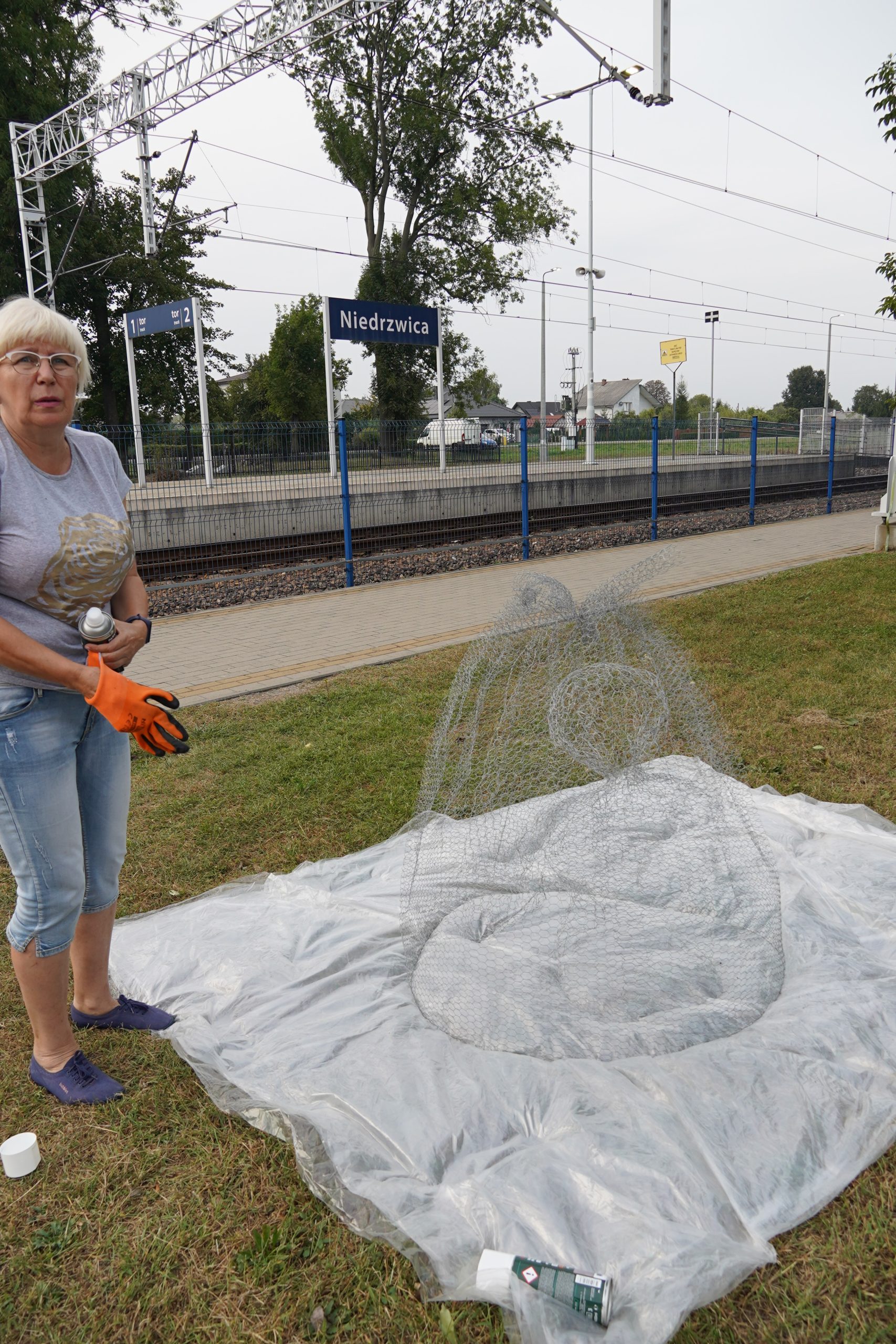 Uczestniczka warsztatów podczas tworzenia swojej pracy.