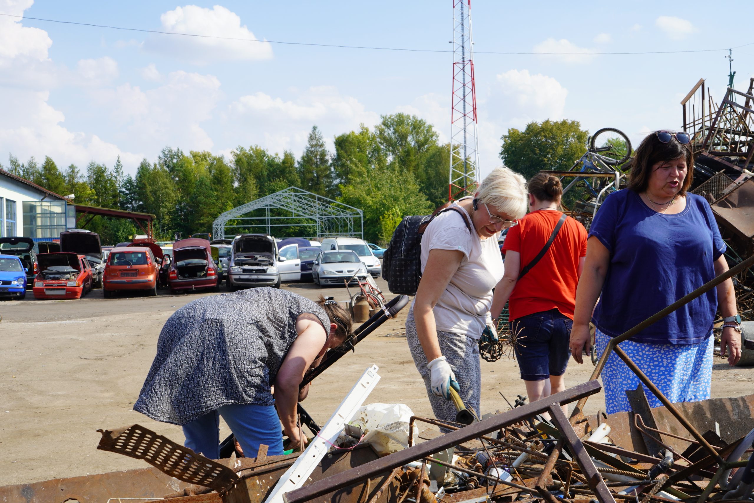 Uczestniczki warsztatu na wysypisku śmieci poszukują rzeczy do wykorzystania.