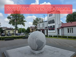 zdjęcie budynku oraz betonowej kuli ziemskiej oraz napis "ŚWIATWY DZIEŃ SŁUCHANIA"