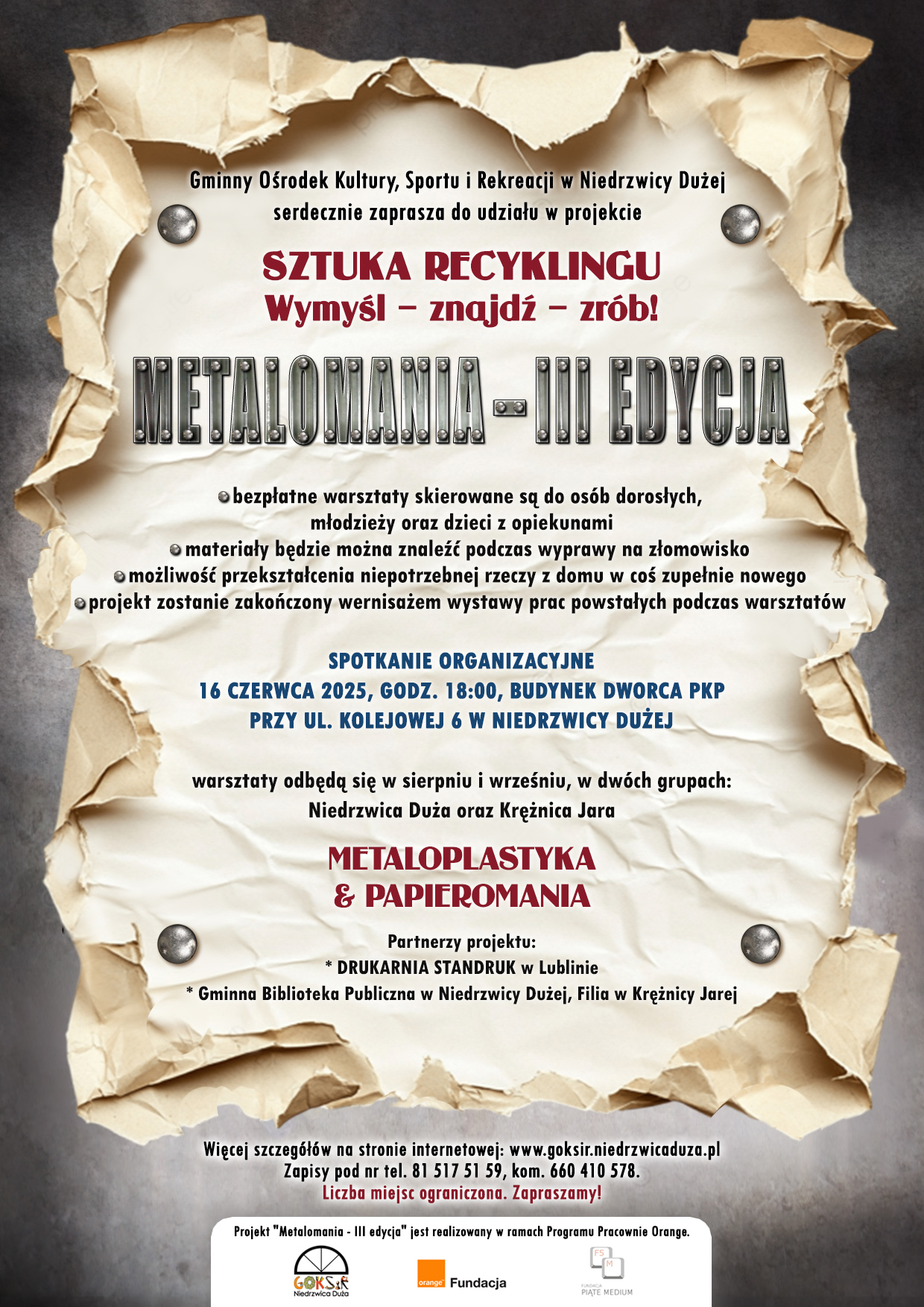 Plakat zapraszający na warsztaty "Metalomania - III edycja" w Niedrzwicy Dużej Na plakacie widoczna jest stara kartka papieru z postrzępionymi brzegami, na której znajduje się tekst zapraszający na projekt „Sztuka Recyklingu - Wymyśl - Znajdź - Zrób!”. Warsztaty, których celem jest tworzenie sztuki z materiałów z odzysku, będą miały miejsce w sierpniu i wrześniu 2025 roku. Projekt obejmuje dwie grupy - w Niedrzwicy Dużej i w Krężnicy Jarej. Warsztaty skierowane są do osób dorosłych, młodzieży oraz dzieci z opiekunami. Uczestnicy będą mogli tworzyć prace z metaloplastyki i papieromanii, a projekt zakończy się wernisażem. Spotkanie organizacyjne odbędzie się 16 czerwca 2025 roku o godzinie 18:00 w budynku Dworca PKP w Niedrzwicy Dużej (ul. Kolejowa 6). Udział w warsztatach jest bezpłatny. Liczba miejsc jest ograniczona.