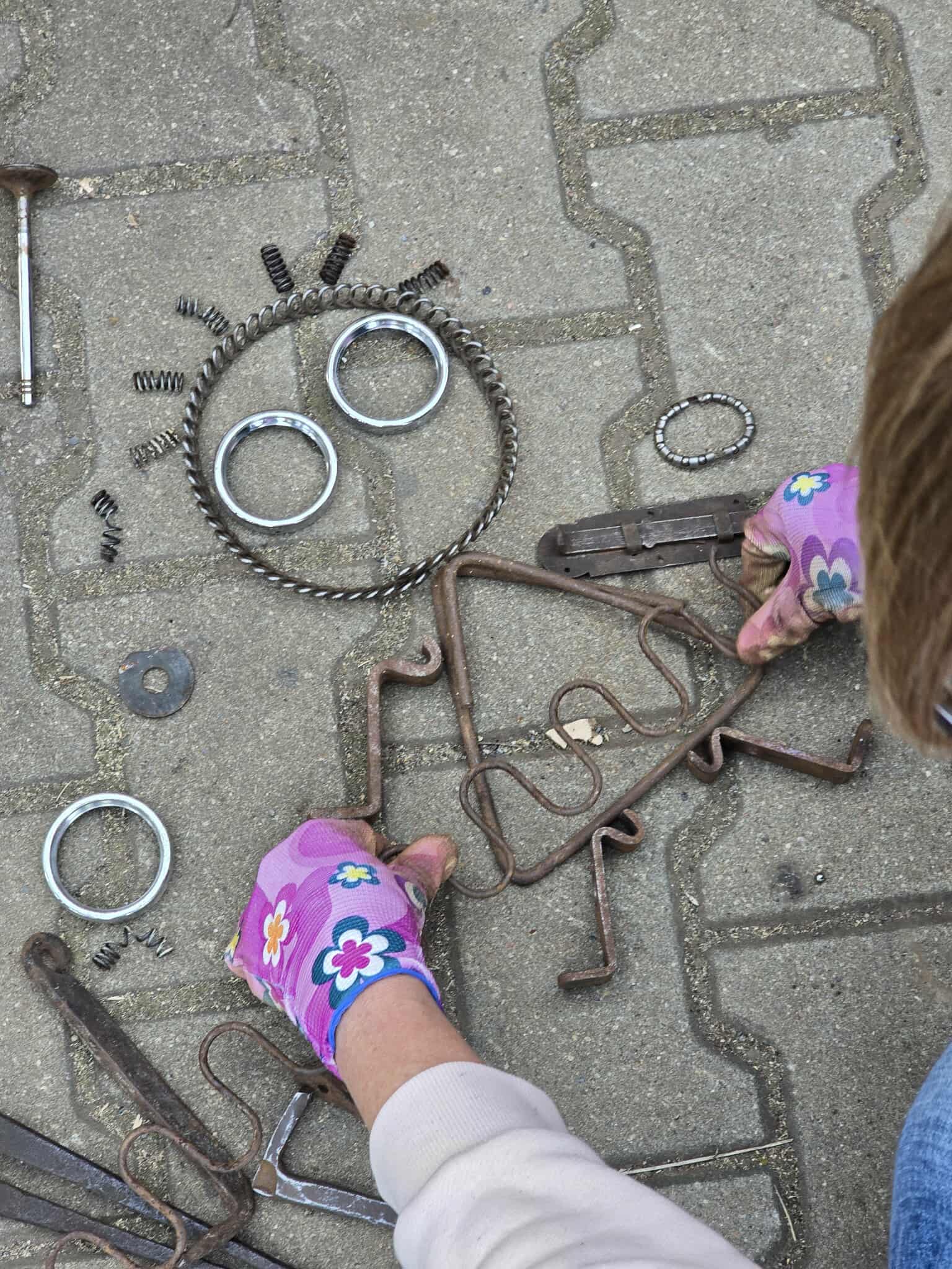 Kobieta układająca metalową konstrukcję w kształcie człowieka