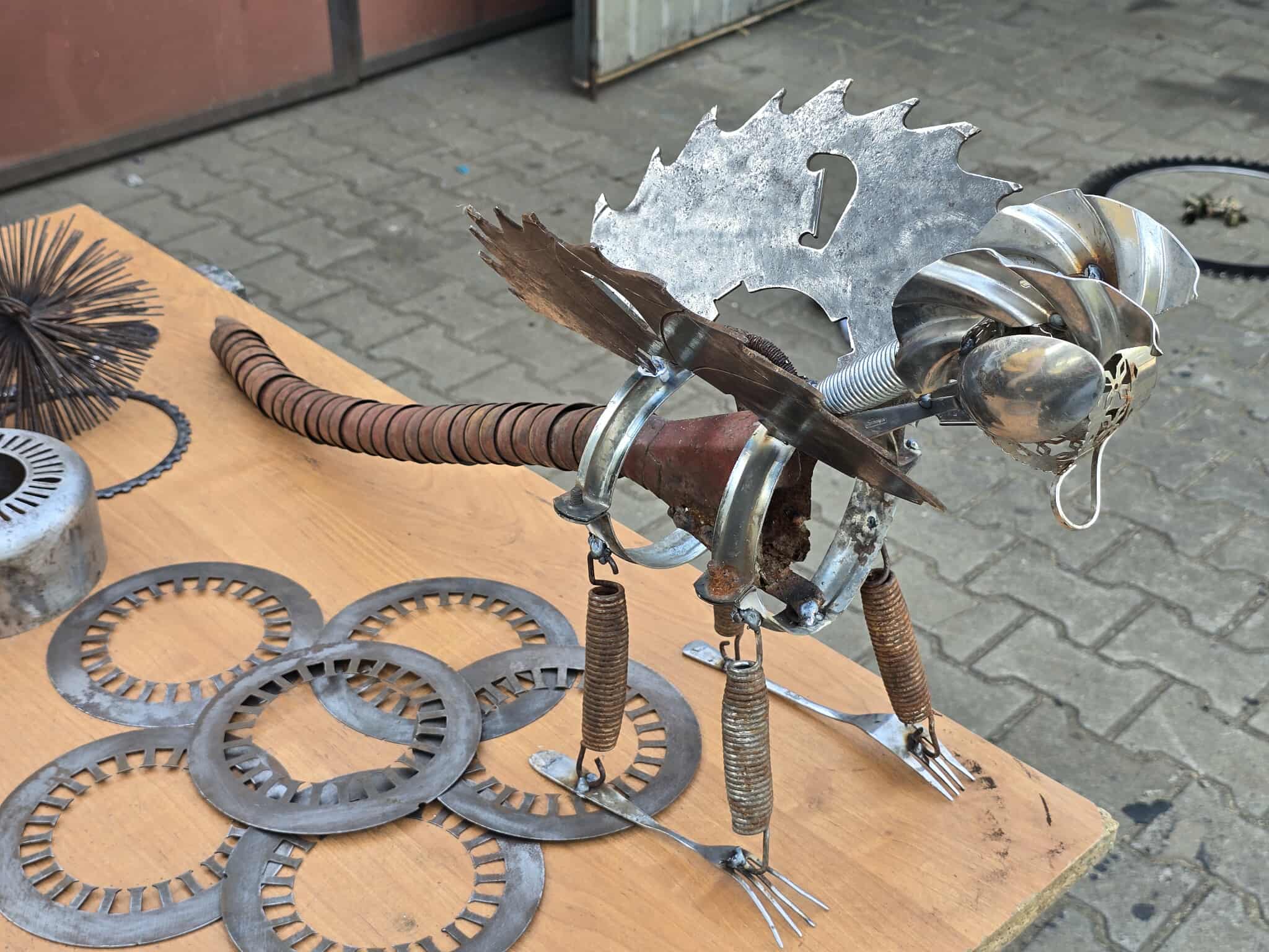 Metalowa konstrukcja ważki