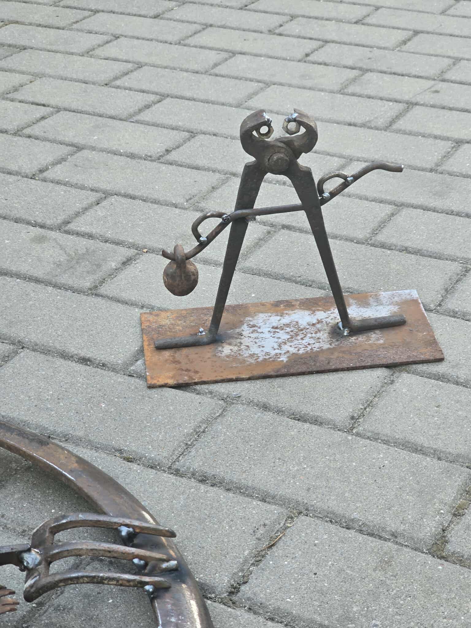 Metalowa konstrukcja ludzika na ziemi