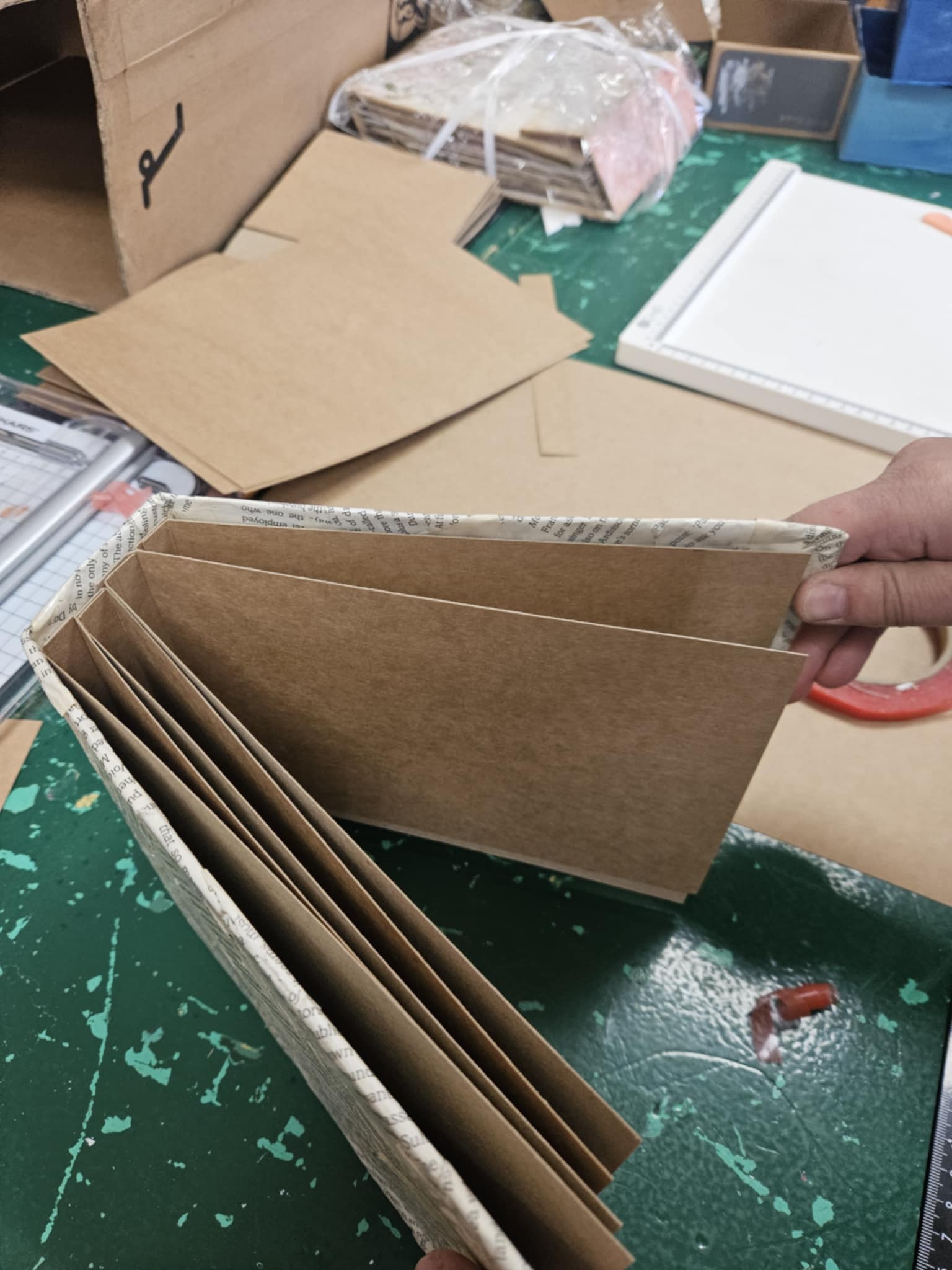 Zbliżenie na rękę trzymającą papier