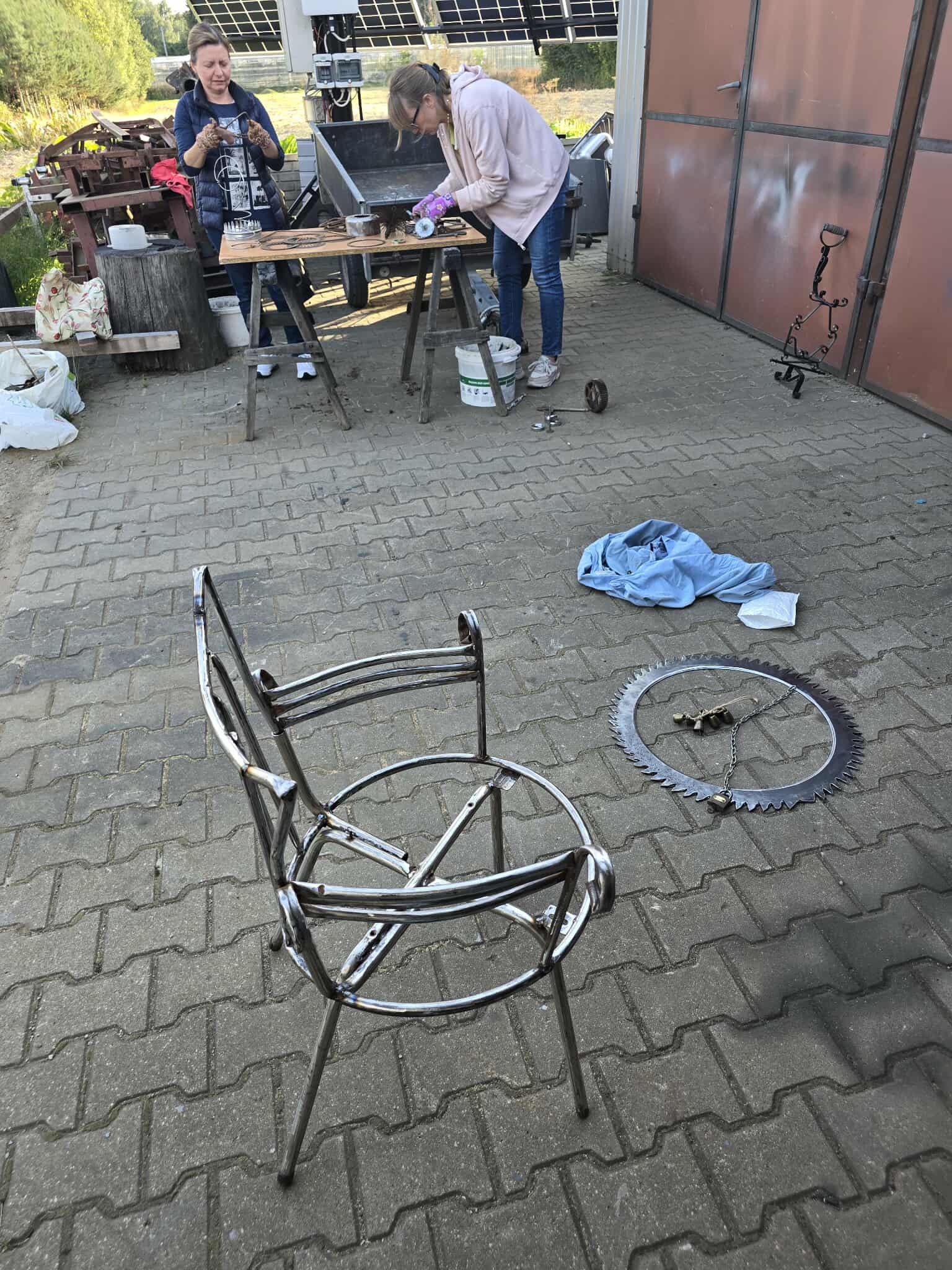 metalowa konstrukcja krzesła
