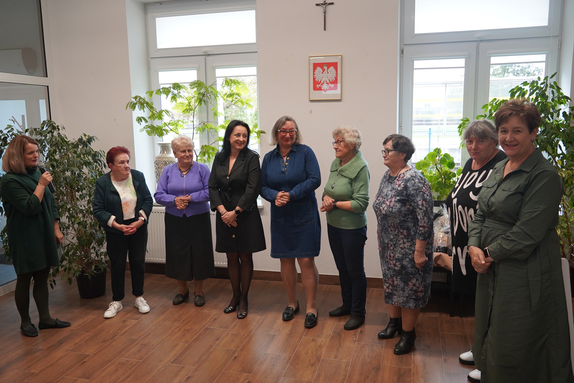 grupa osób pozująca do zdjęcia