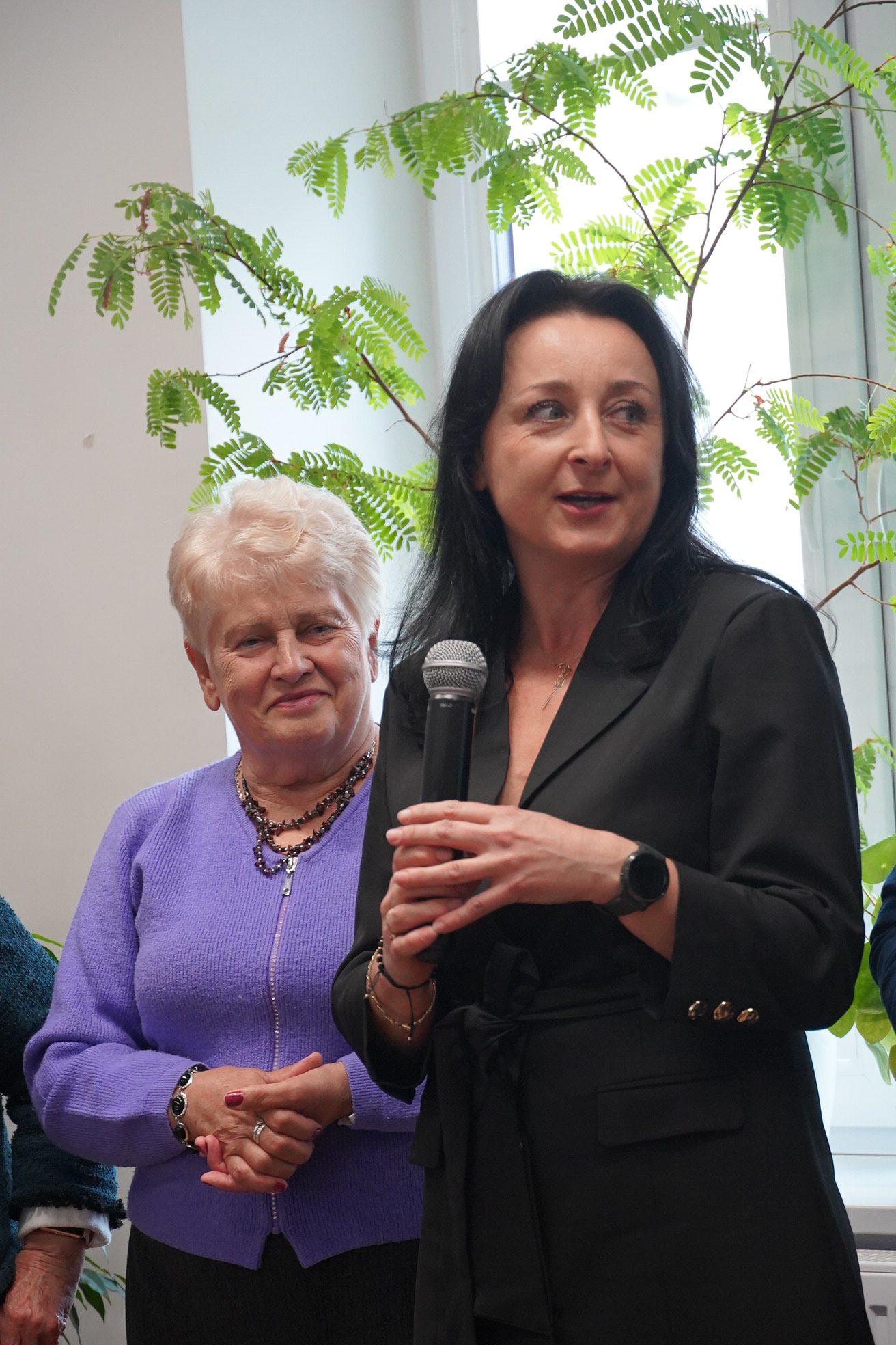 zdjęcie dwóch kobiet, jedna z nich trzyma mikrofon