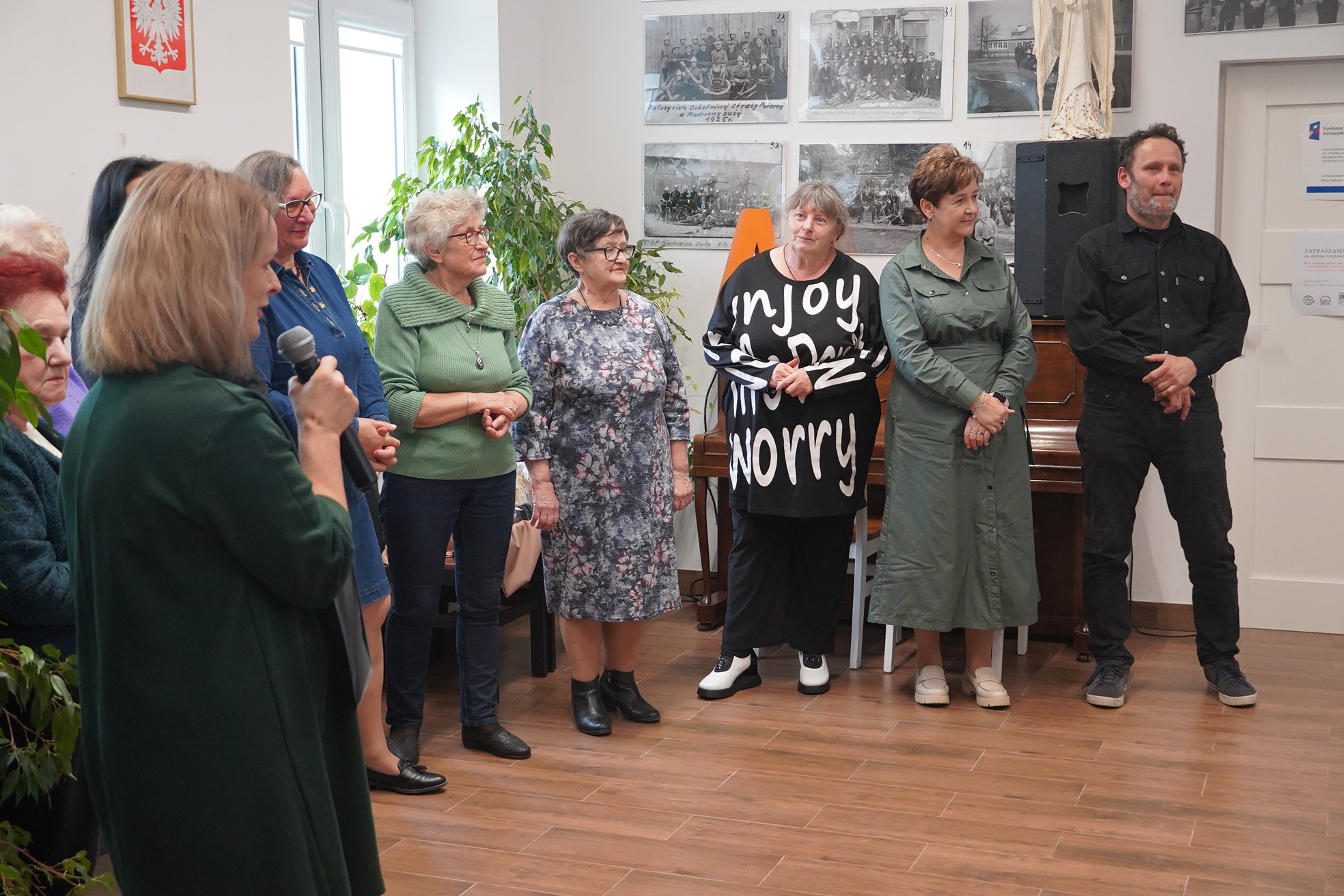 zdjęcie grupy osób stojących w półkole