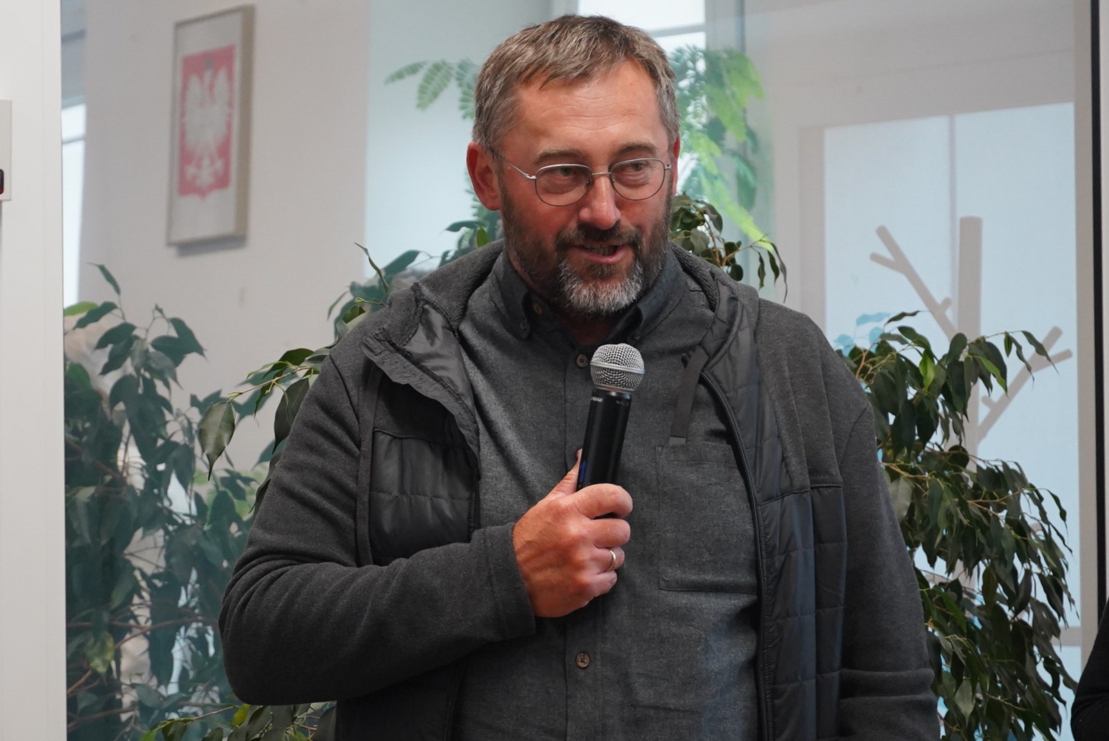 zdjęcie mężczyzny mówiącego przez mikrofon