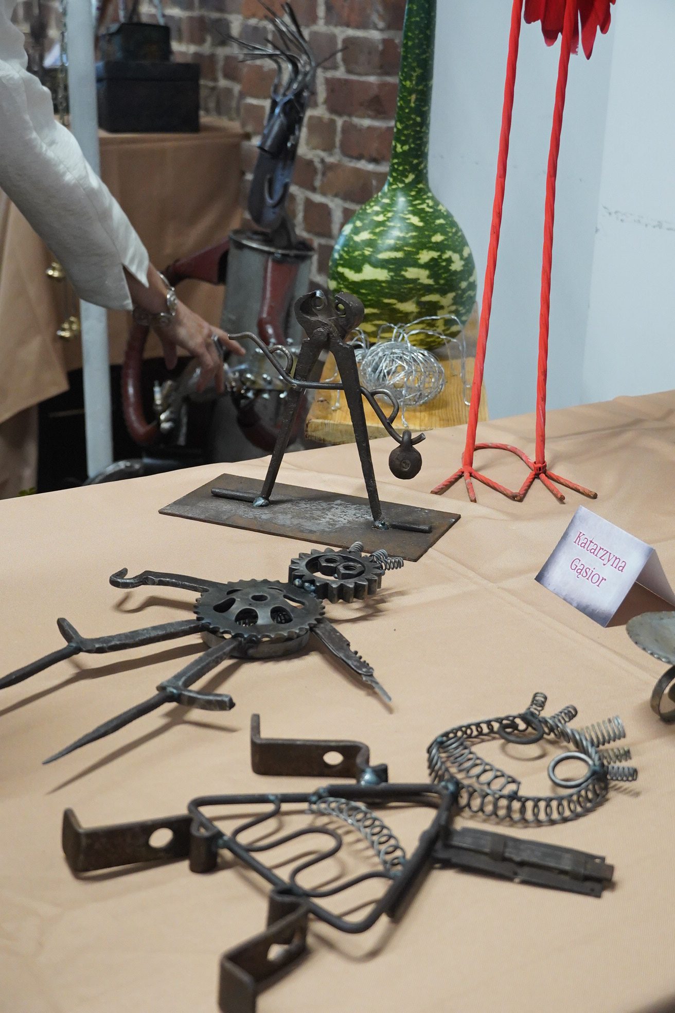 zdjęcie figur z metalowych elementów