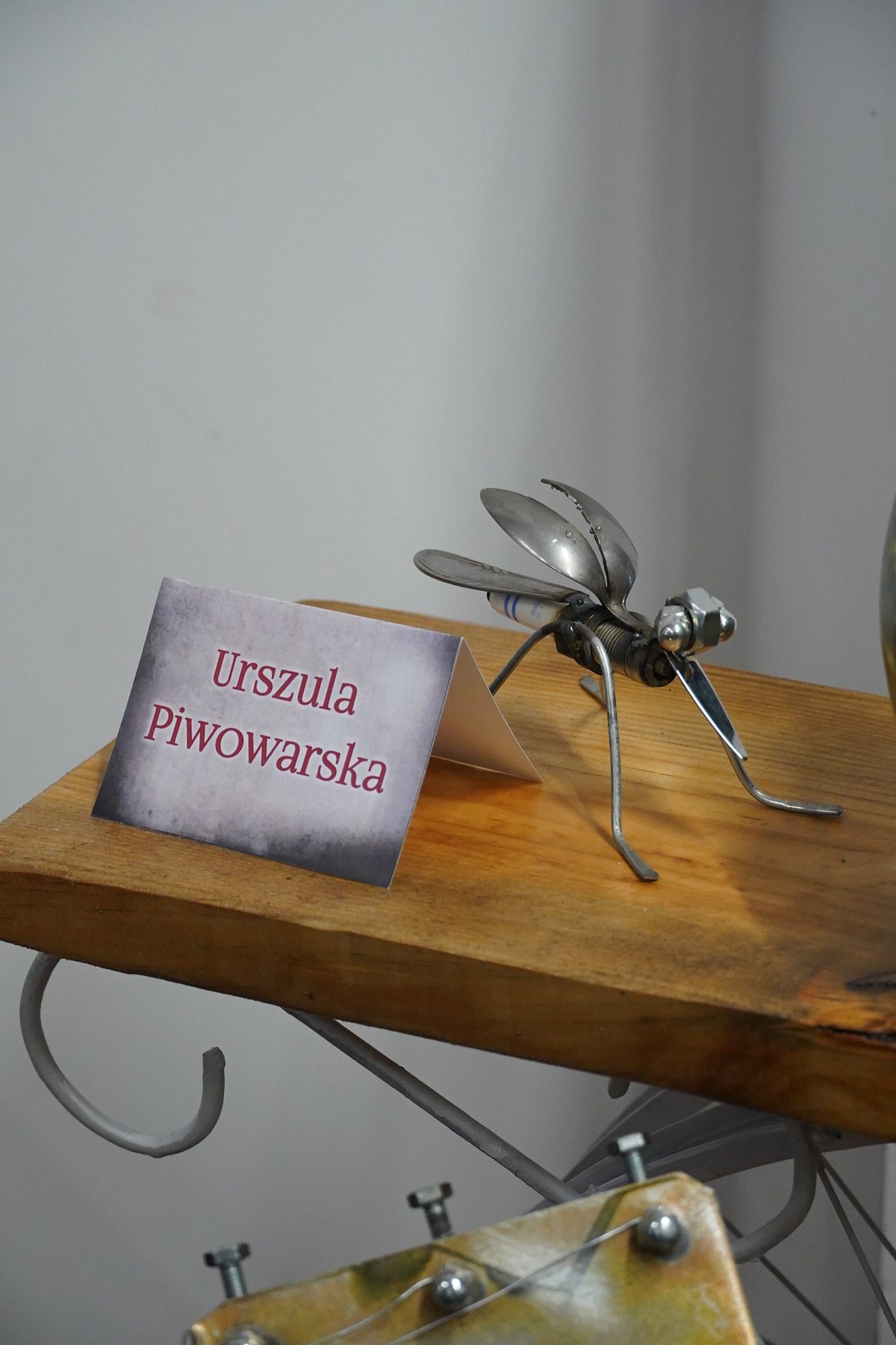 zbliżenie na rzeźbę muchy z metalu