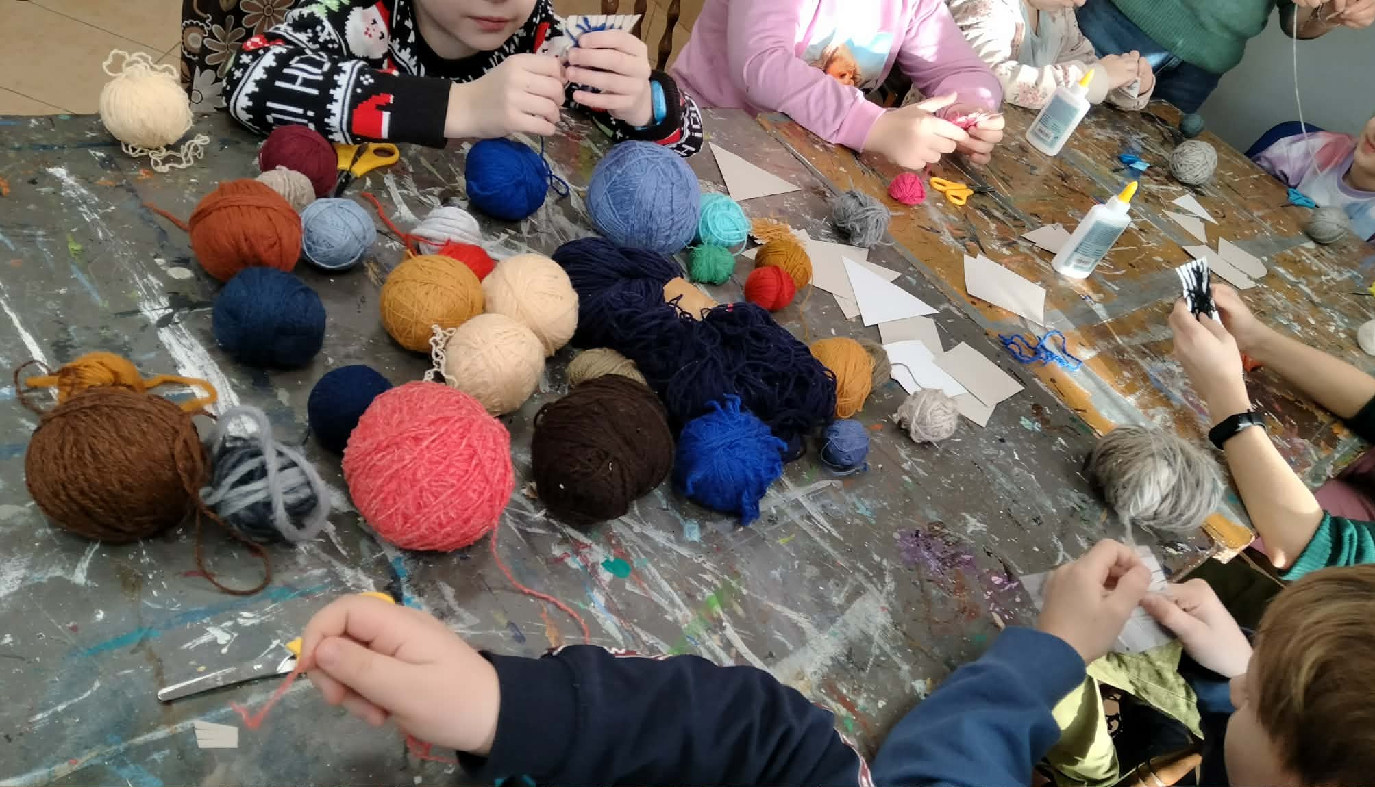 Zdjęcie włóczki leżącej na stole.