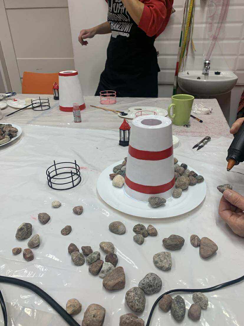 Zdjęcie przedstawiające fragment latarnii morskiej podczas jej tworzenia.