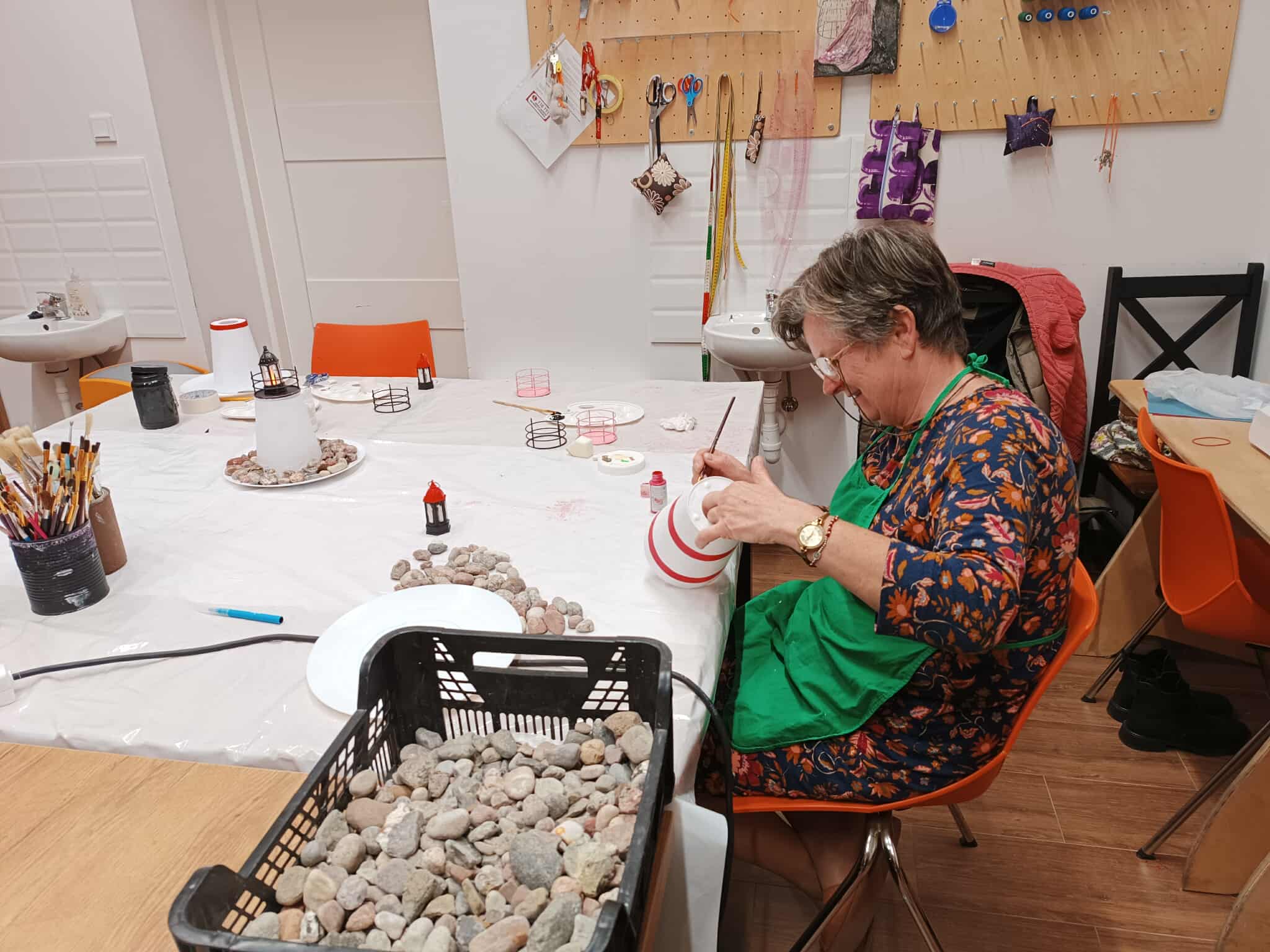 Zdjęcie kobiety tworzącej latarnię morską.