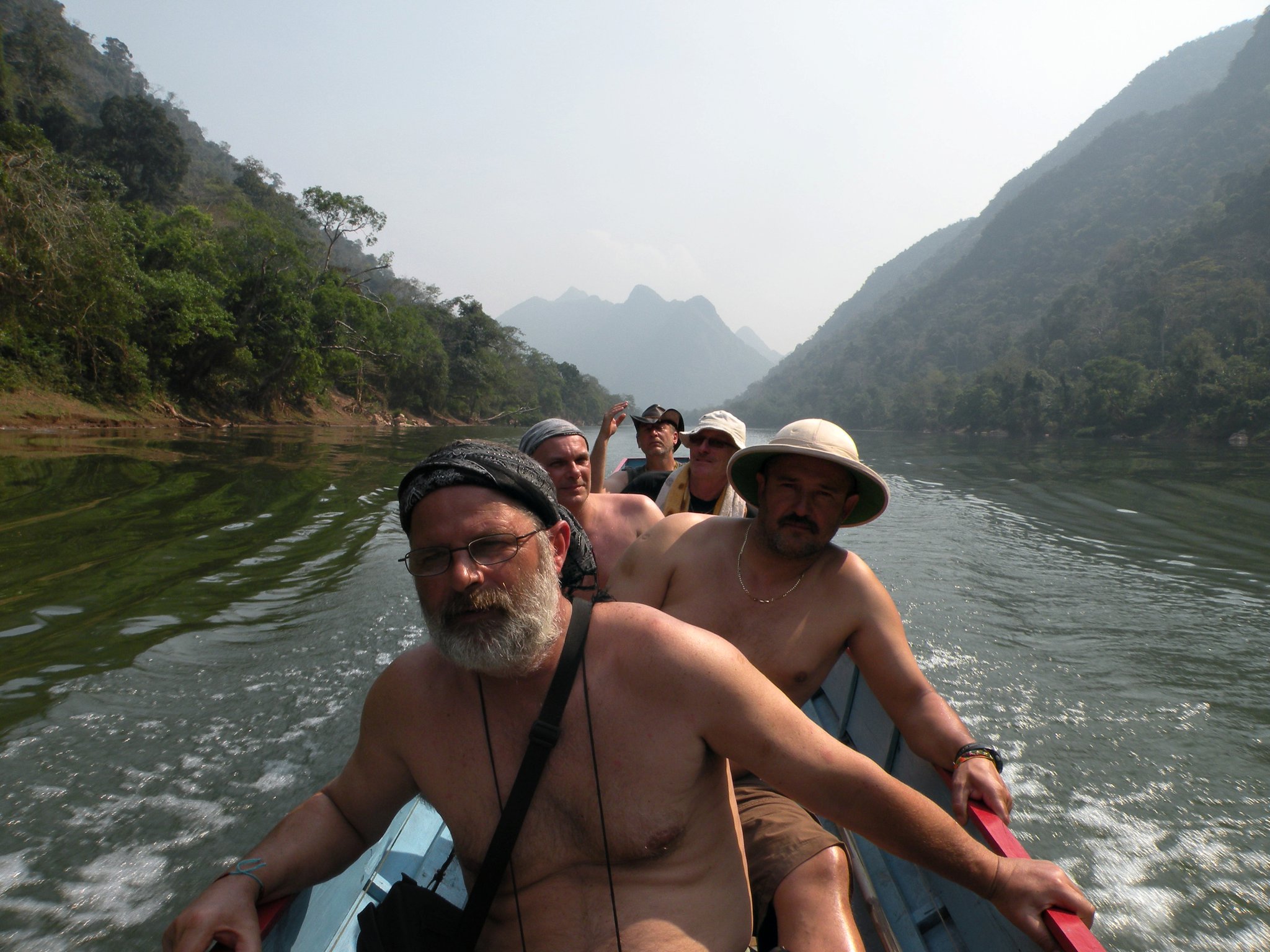 Mała łódeczka płynie rwącą rzeką przez dżunglę. W łodzi siedzi pięciu mężczyzn. Są zaniepokojeni swoim położeniem, nie mają kontroli nad żywiołem i otaczającą ich naturą.