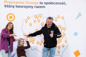 Zuzia, Wika oraz Gwizdo stoją na tle mapy Polski i z uśmiechem na twarzach pokazują miejsce skąd przyjechali. Gubin - najdalej na zachód położona Pracownia Orange w Polsce.