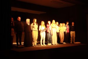 Trupa teatralna w blasku świateł scenicznych. Wszyscy dumni i szczęśliwi po zakończeniu spektaklu, jednak nikt się nie śmieje. Temat przemocy seksualnej jest bowiem zbyt poważny...