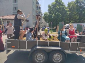 Brygada Shreka, czyli młodzież związana z Pracownią Orange Gubin & grupą "OTWARTE". Idziemy a w zasadzie jedziemy w wesołym korowodzie przebierańców z okazji dnia miasta.