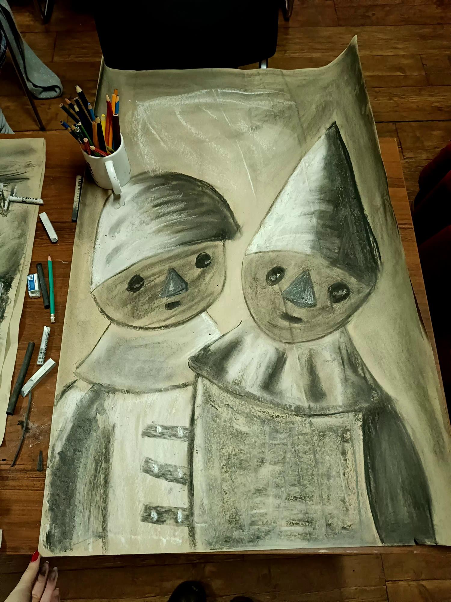 dwa ludziki namalowane węglem