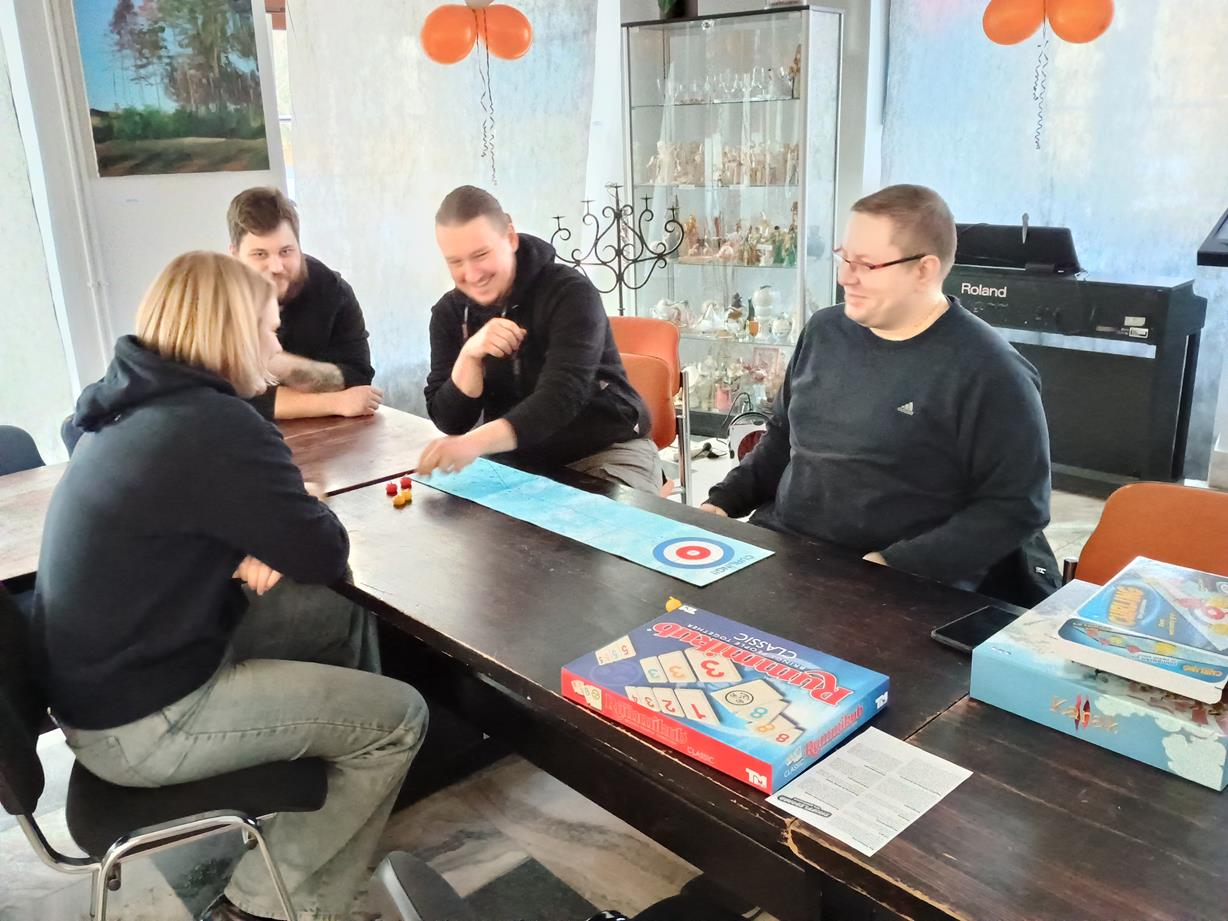 pasjonaci gier planszowych grają przy stole