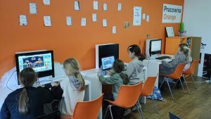 Na zdjęciu widać oblegane komputery przez młodych adeptów cyfryzacji. Nas nie dziwi, że Pracownia Orange jest najfajniejszym miejscem dla dzieci podczas zimowych ferii.