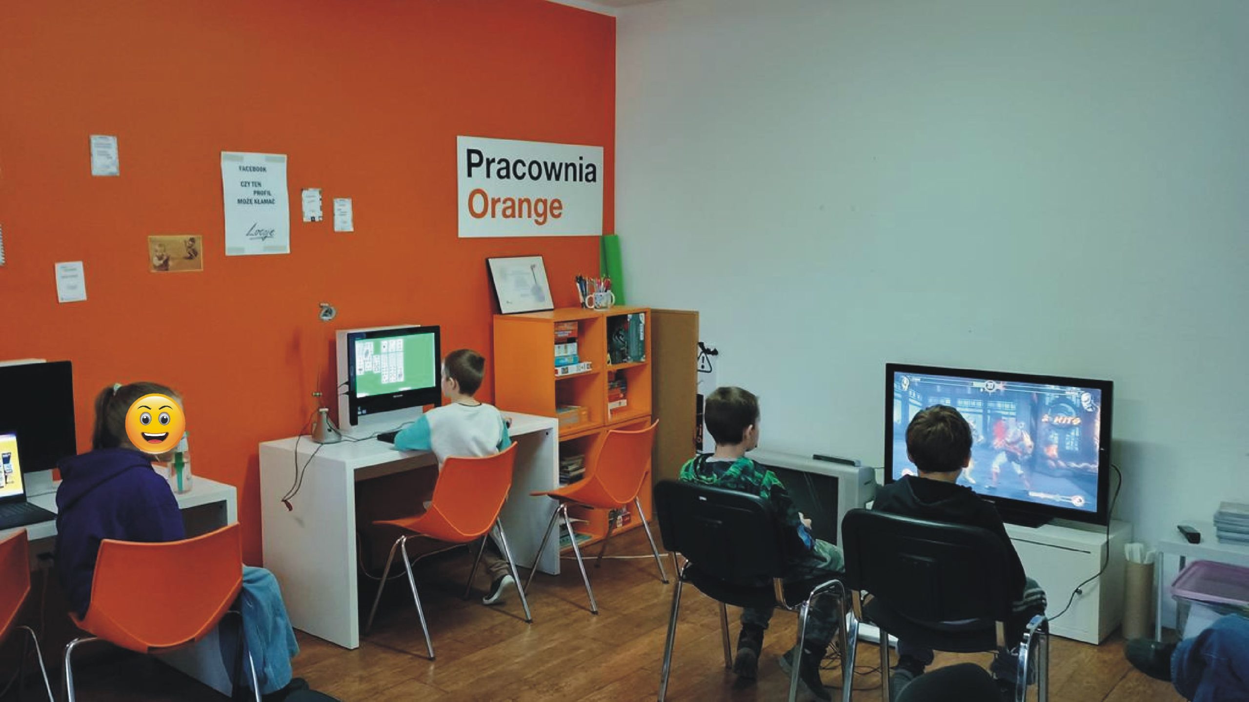dzieci w pracowni orange grają na playstation, grają w pasjansa