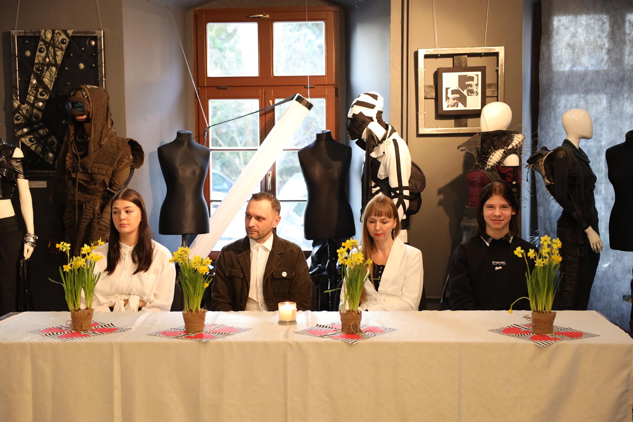 zdjęcie laureatów siedzących za stołem